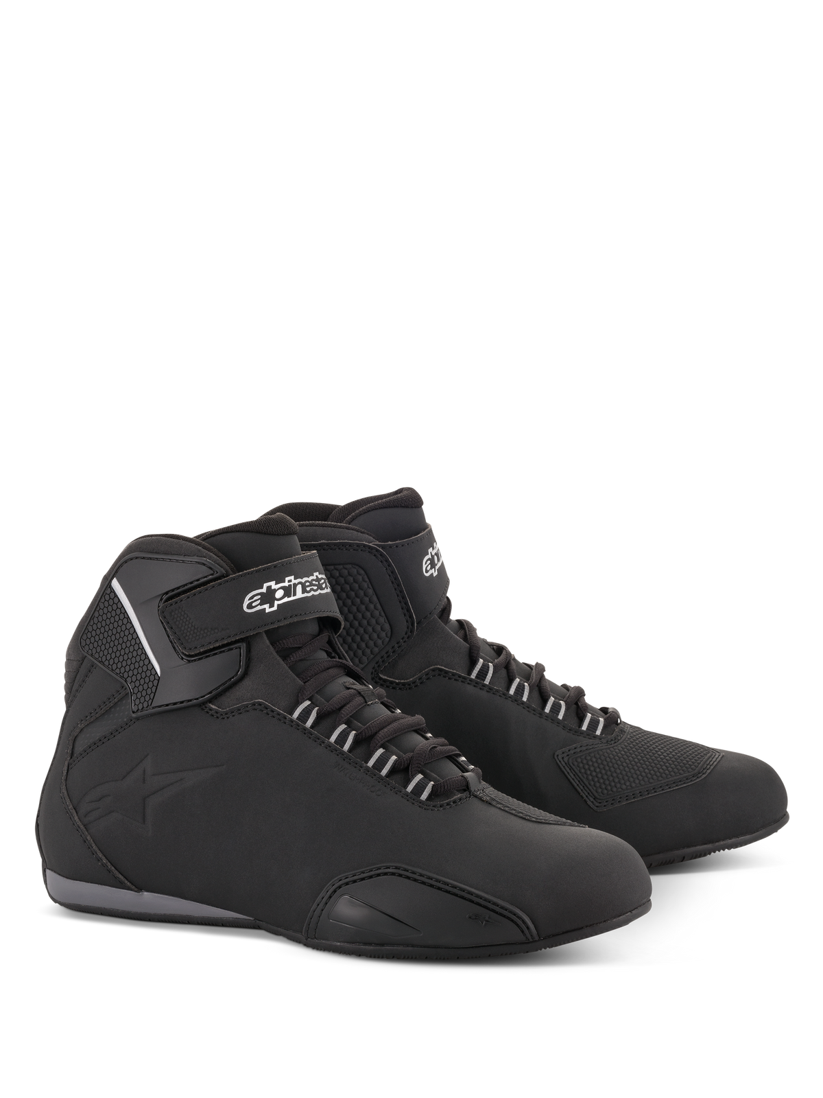 Alpinestars Sektor Waterproof-skor, motorcykelskor, svarta, halvhög siluett med snörning och kardborreband vid vristen, vit Alpinestars-logotyp, lätt mikrofiberkonstruktion med förstärkta paneler och gummisula