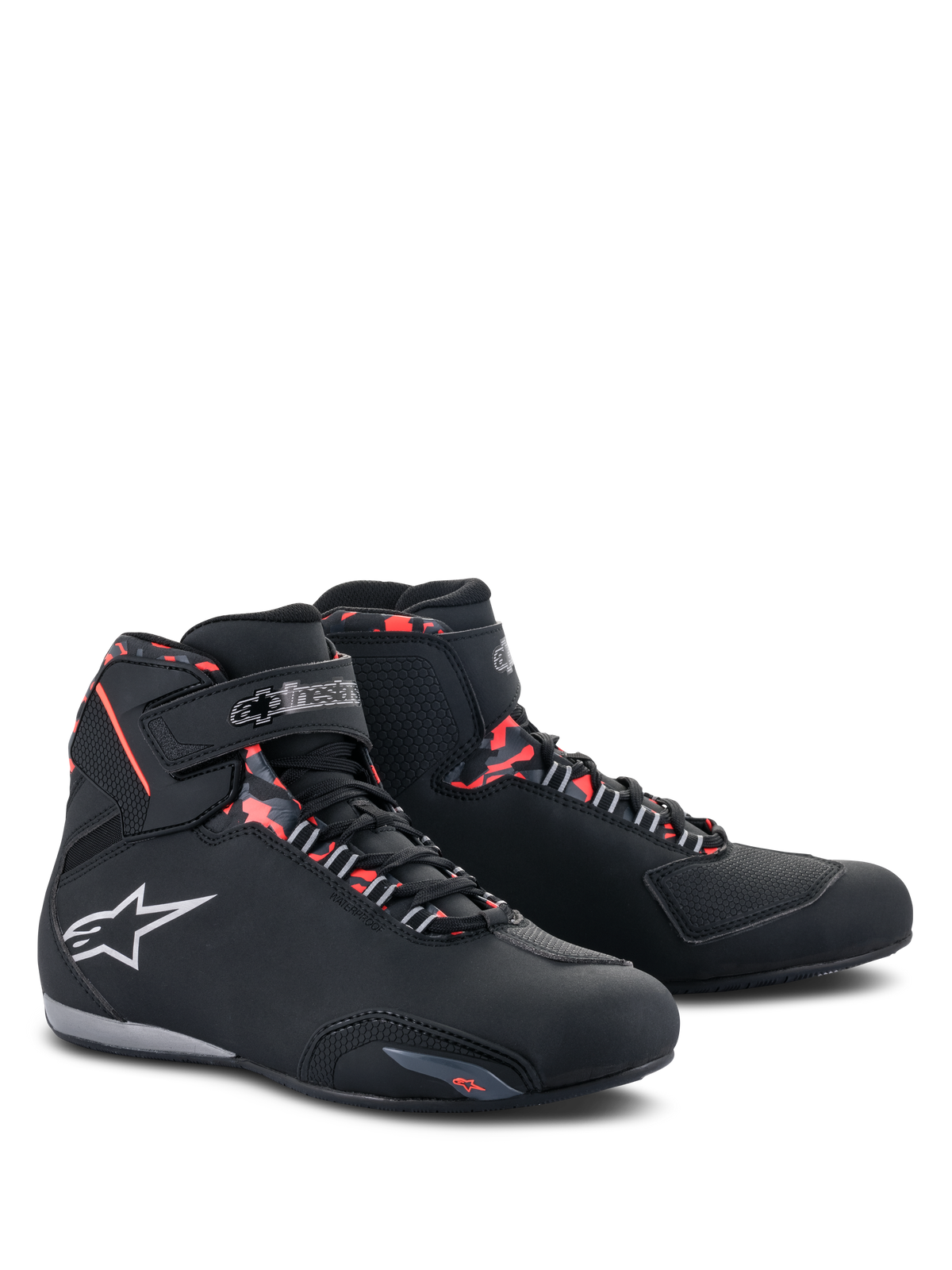 Alpinestars Sektor Waterproof-skor, motorcykelskor, svarta, mörkgrå och röd fluo, med en vit Alpinestars-logotyp, hög profil med snörning och kardborreband, smidig vattentät design för vägkörning