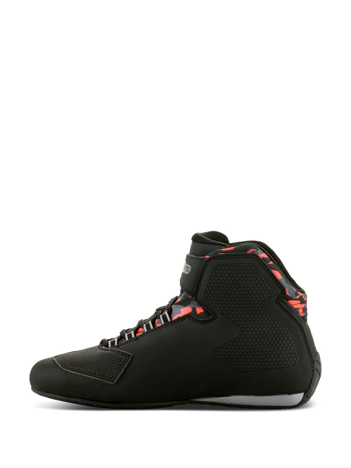 Alpinestars Sektor Waterproof-skor, motorcykelskor, svarta, mörkgrå och fluoröda, sidoprofilvy med high-top-design, kardborreband vid vristen, förstärkt växlingsplatta vid tån och mönstrade röda detaljer runt kragen