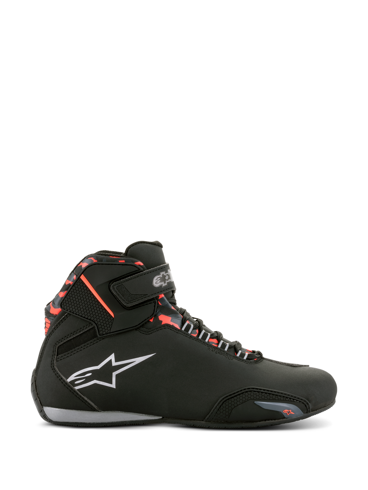 Alpinestars Sektor Waterproof-skor, motorcykelskor, svarta, mörkgrå och röd fluo, sidoprofil med snörning och kardborreband, vit logotyp och röda kamouflagemönstrade detaljer vid ankelkragen