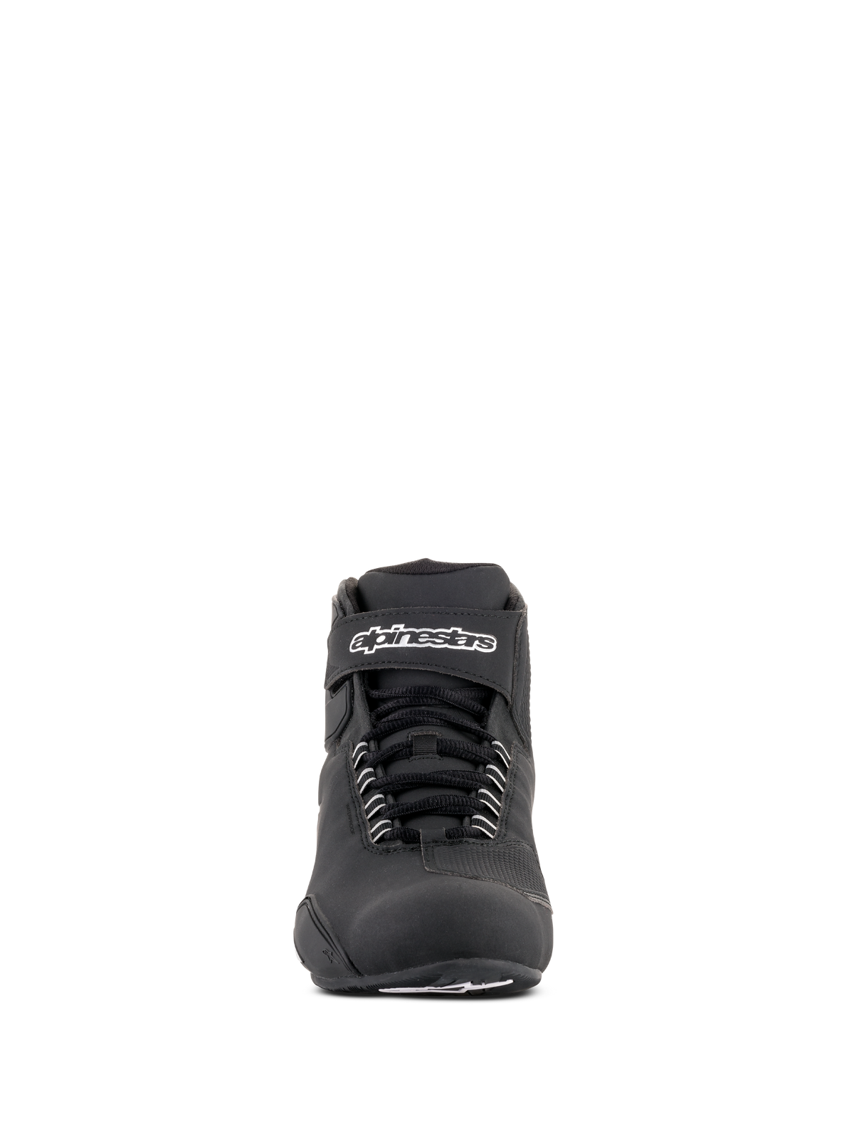 Alpinestars Sektor Waterproof-skor, svarta mc-skor, vy framifrån med svarta skosnören och ett kardborreband vid vristen med vit Alpinestars-logotyp, smidig mikrofiberdesign för motorcykelprestanda i alla väder