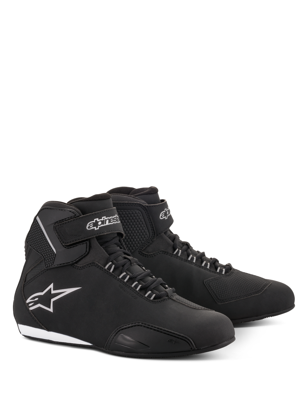 Alpinestars Stella Sektor Waterproof-skor för damer, motorcykelskor, svarta och silverfärgade, smidig ovandel i mikrofiber med snörning och vristrem med kardborre, silverfärgad Alpinestars-stjärnlogotyp på sidan och en tunn gummisula