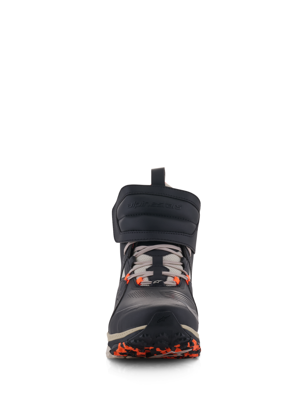 Alpinestars Speedstreet-skor, urbana motorcykelskor, Black Almond och Hot Orange, vy framifrån med ett stort kardborreband vid ankeln, snörning och orange detaljer på sulan