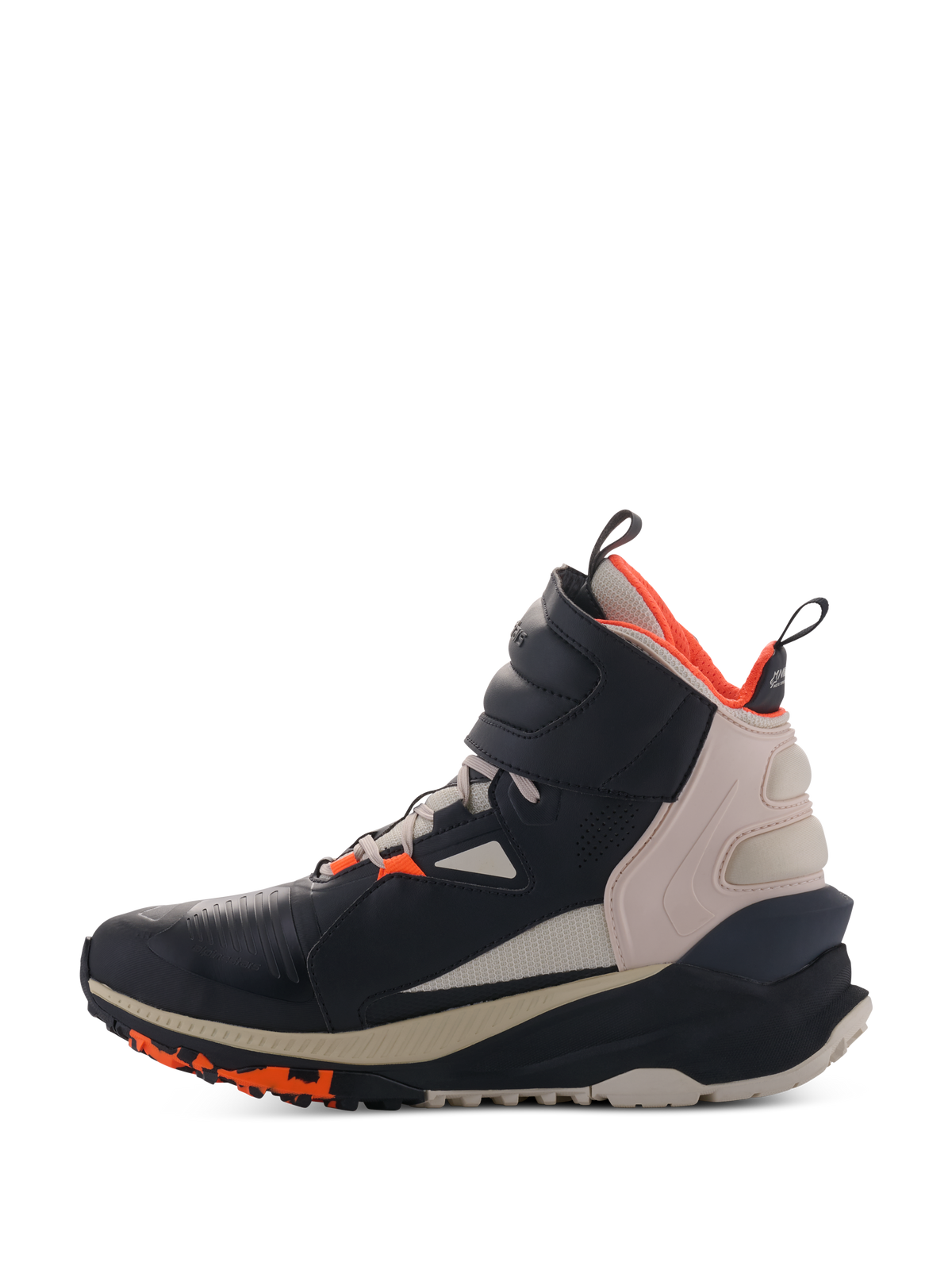Alpinestars Speedstreet-skor, Black Almond Hot Orange, motorcykelsko med högt skaft och ovandel i mikrofiber, mandelbeige hälpanel och starkt orange foder, med ett stort ankelband och mönstrad sula, urban streetwear-inspirerad design