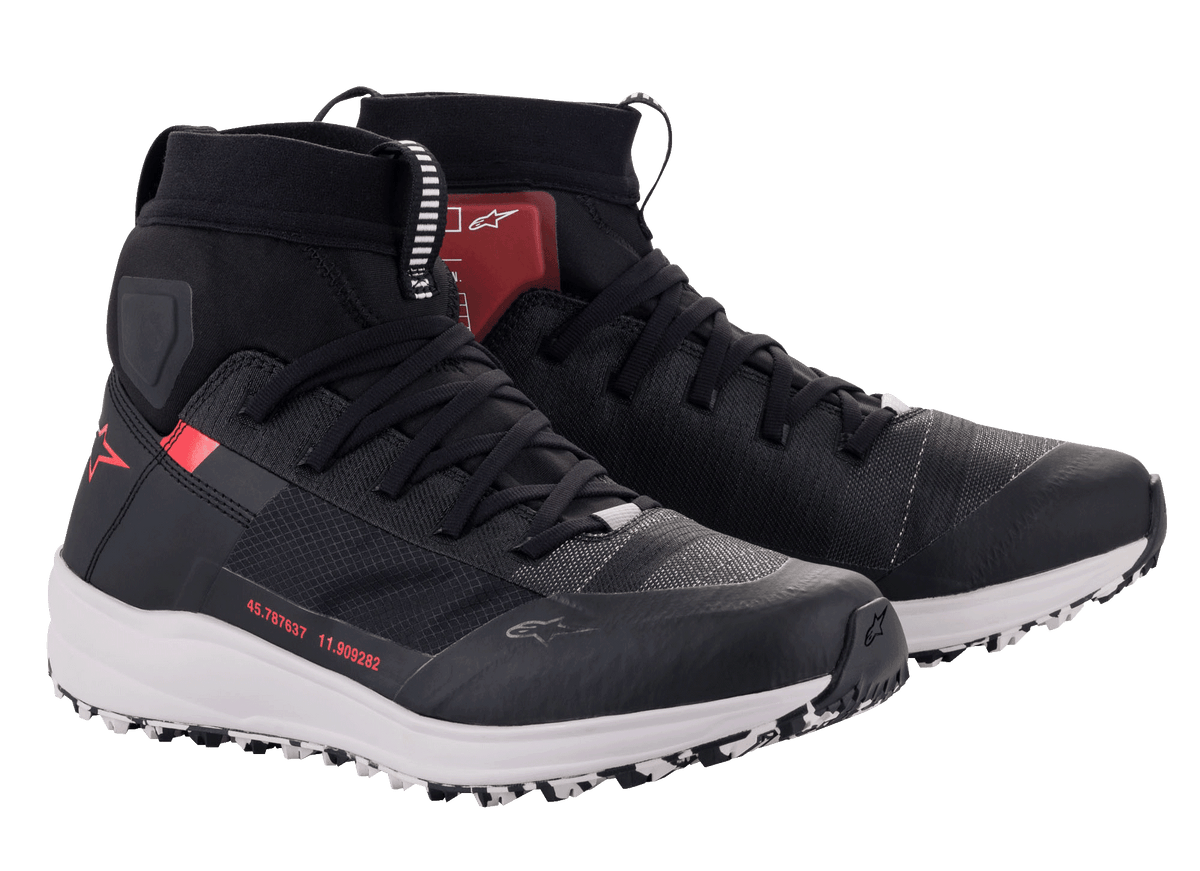 Alpinestars Speedforce-skor, högskurna motorcykelskor, svarta, vita och röda, med en löparskosiluett, MATRYX-textilovandel, vit mellansula och röd Alpinestars-logotyp, tekniska urbana skor för vägkörning