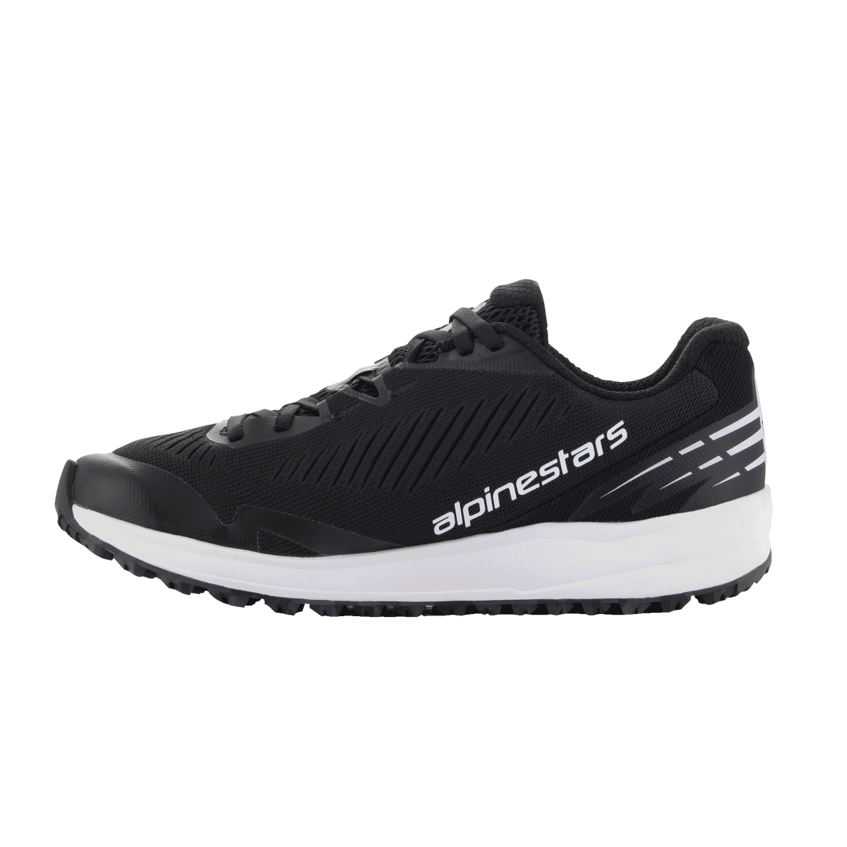 Alpinestars Meta Road V2-skor, sportskor, svarta och vita, ovandel i ventilerande mesh med diagonala texturerade räfflor, tjock vit mellansula, vit Alpinestars-logotyp på sidan, vita ränder på hälen, atletisk design för vardagsbruk och racingteamets arbetskläder