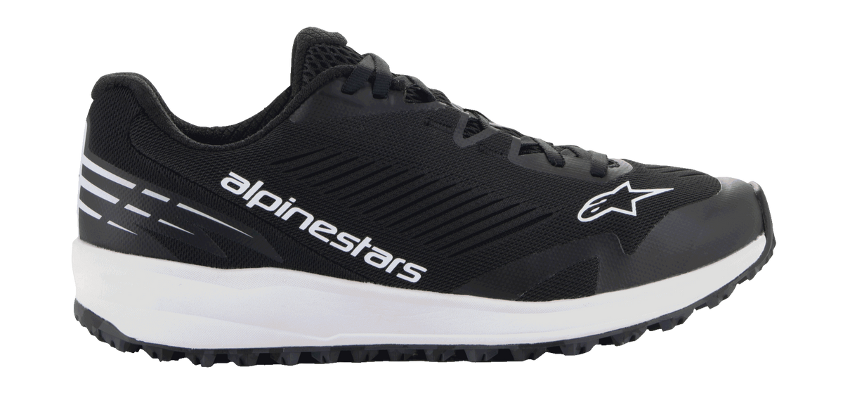 Alpinestars Meta Road V2-skor, svarta atletiska skor med en tjock vit sula, vit Alpinestars-text och stjärnlogotyp, texturerad ovandel i mesh, svarta skosnören och grovmönstrad yttersula, lätt sportig design för racingteamets arbetskläder och vardagsbruk