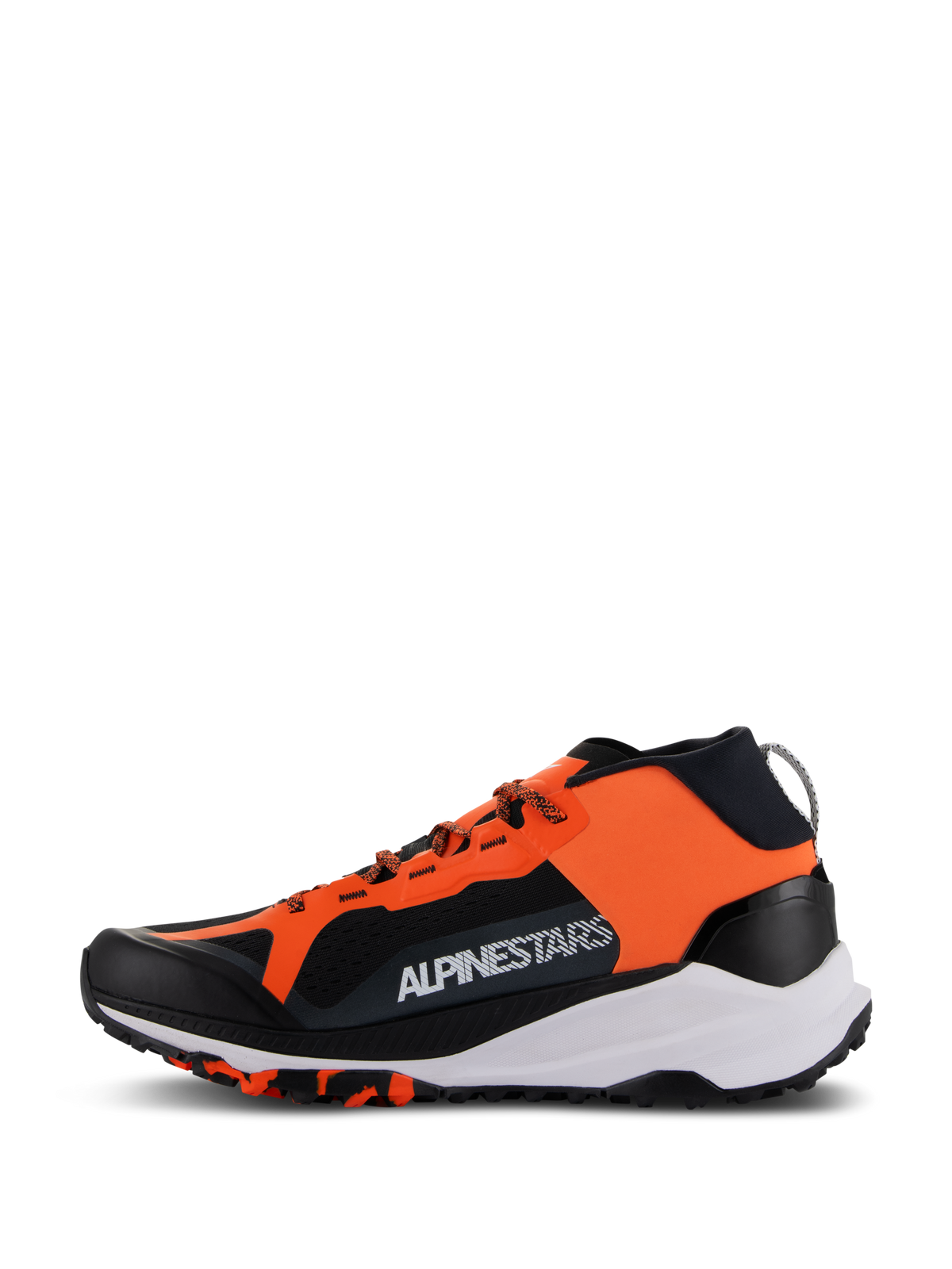 Alpinestars Meta XR V2-skor, sportiga vardagsskor, svart, orange och vit, profilvy med en färgstark orange panel med vit logotyp, ventilerande svart mesh, tjock vit mellansula och robust mönstrad yttersula.