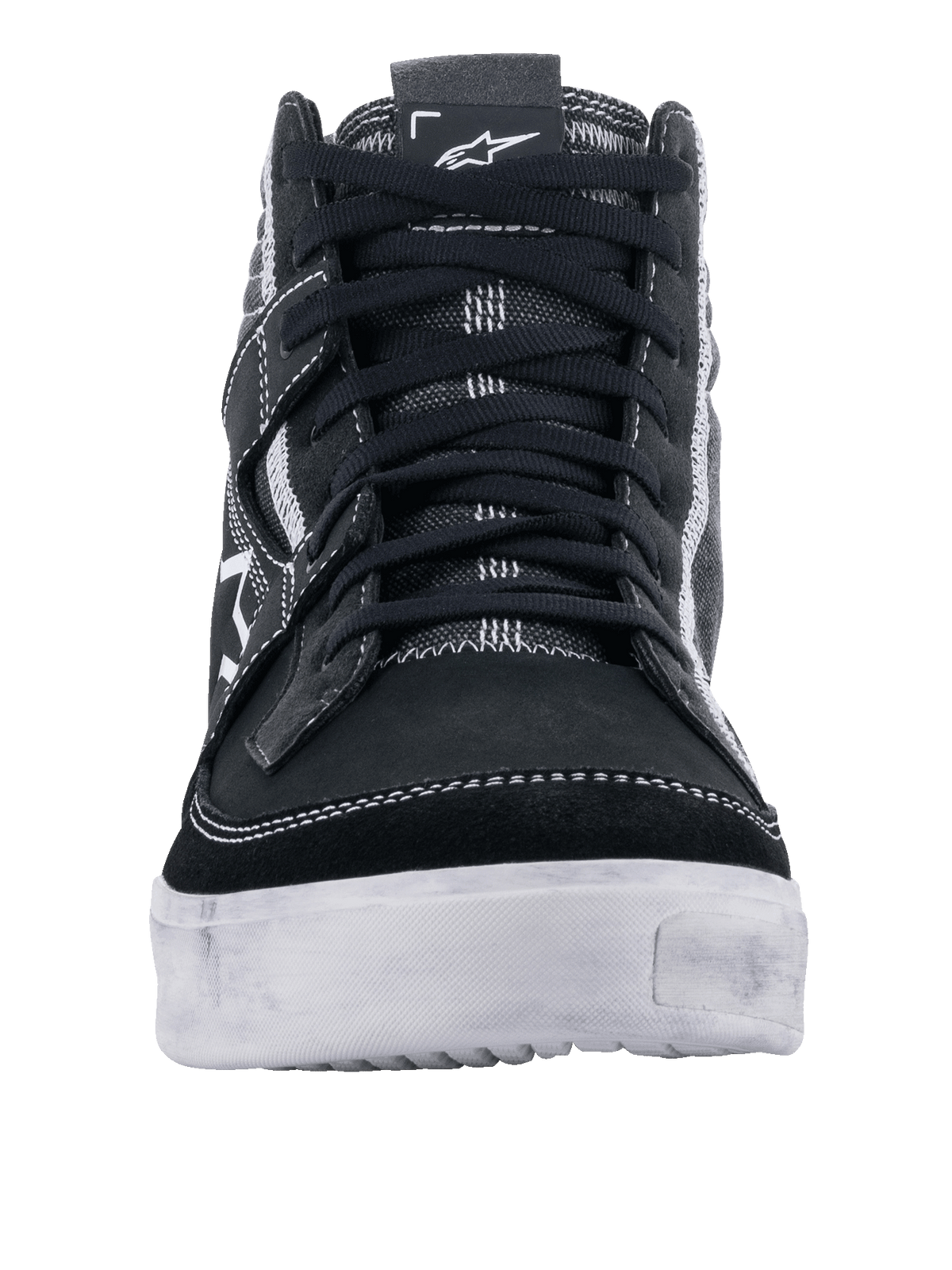 Alpinestars Ageless Riding Shoes, Black White Cool Gray, framifrån av en avslappnad motorsko, ovandel i svart mocka och canvas med vita kontrastsömmar, slitstark vit sula, urbana MC-skor