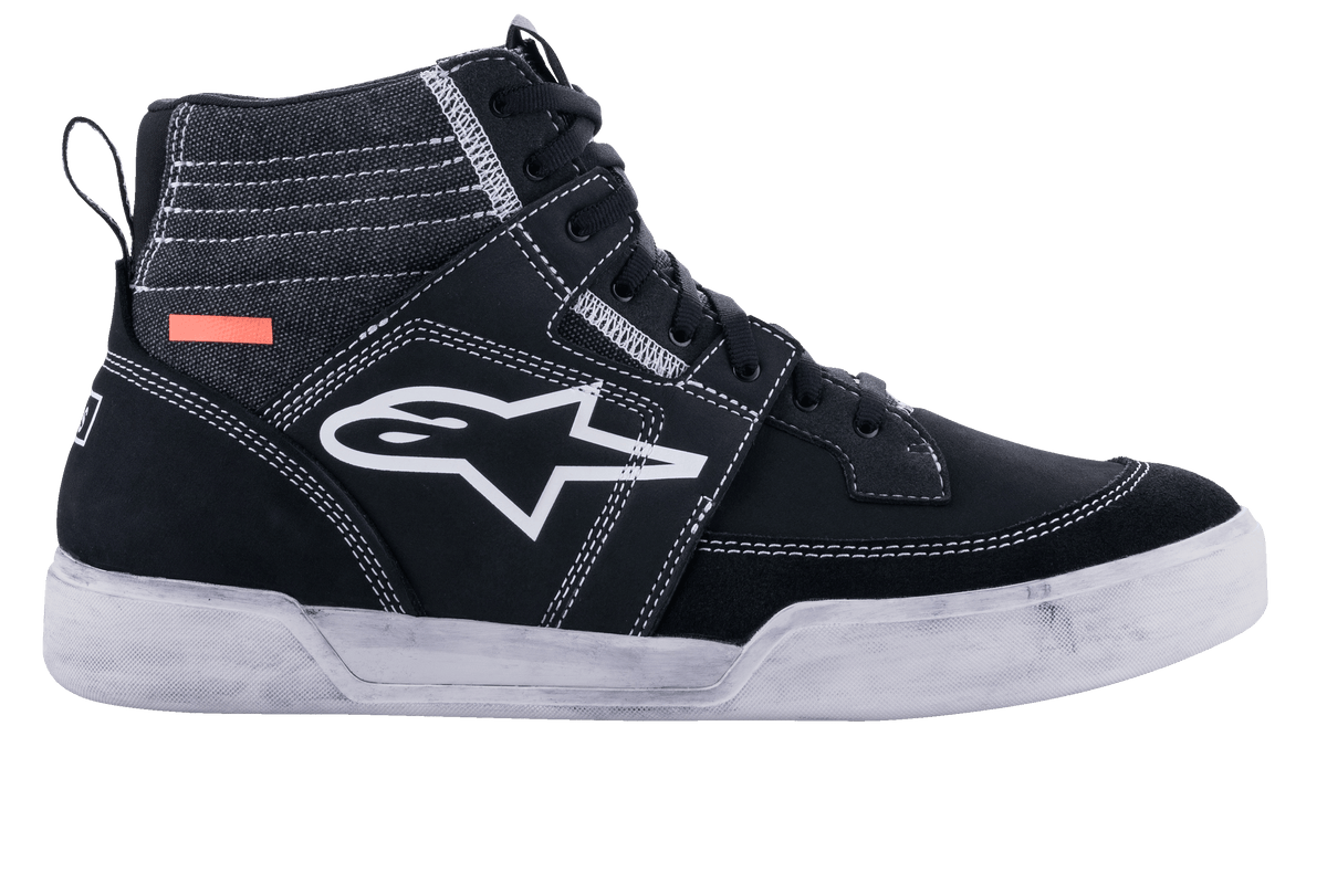 Alpinestars Ageless Riding Shoes, urbana motorcykelskor, svarta och vita, high-top sneaker-silhuett med paneler i mocka och canvas, vita kontrastsömmar, vit A-star-logotyp på sidan och vit gummisula