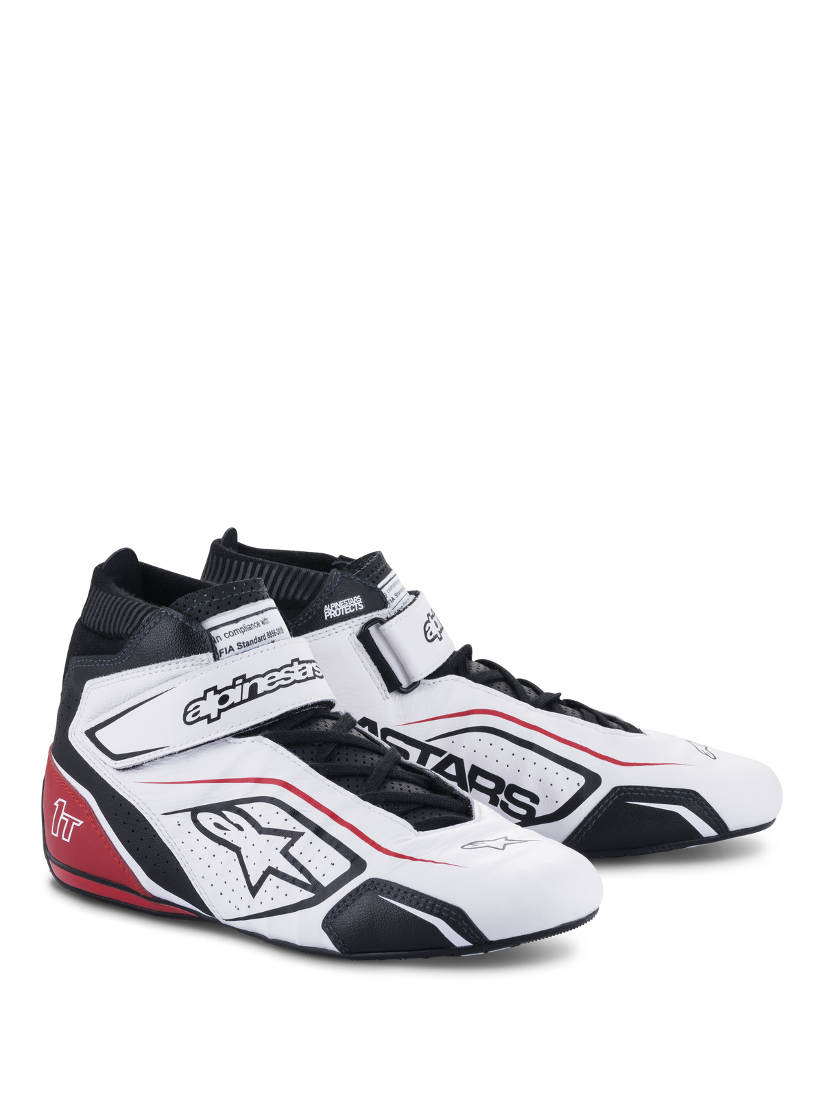 Alpinestars Tech-1 T V3 FIA-skor, racingskor för bilsport, vita med svarta och röda detaljer, med ovandel i fullnarvat läder, justerbart kardborreband vid ankeln, perforerade sidopaneler med Astars-logotyp och professionell racingdesign.