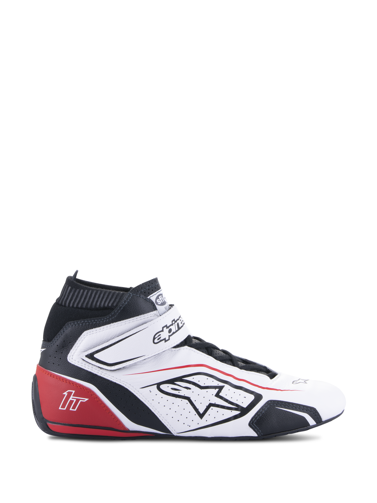 Alpinestars Tech-1 T V3 Skor FIA, racingskor för bilsport, vit, svart och röd, sidoprofil, hög läderdesign med perforerade paneler, röd hälsektion med 1T-logotyp, svart elastisk ankelmanschett, justerbar remstängning, professionella motorsportskor
