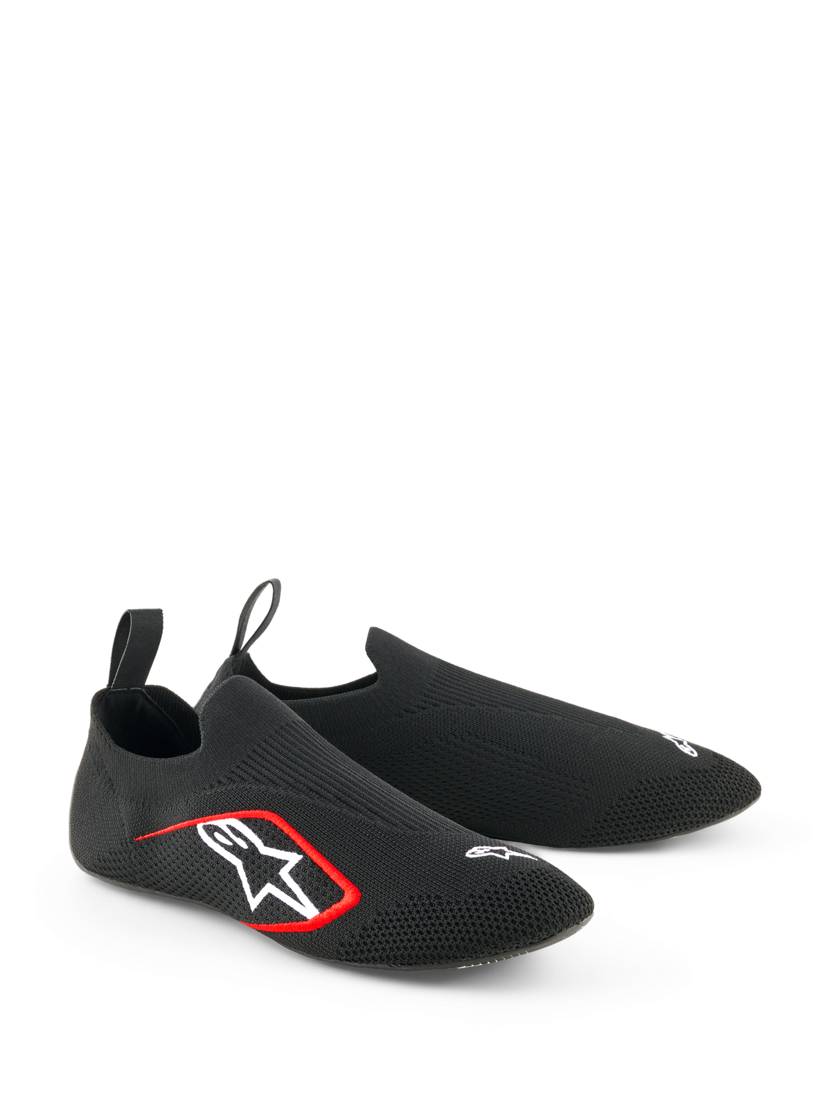 Alpinestars Tech Gaming-skor, sim-racingskor, svarta, med en sömlös stickad stretchovandel, vit broderad logotyp med röda detaljer, lågprofils strumpliknande design med bakre dragflikar, optimerade för pedalkänslighet