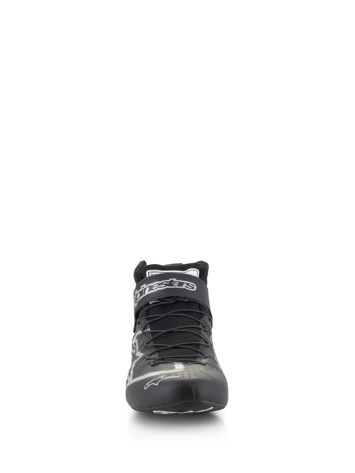 Alpinestars Tech-1 Z V3-skor FIA, racing-skor för bilsport, svart och silver, vy framifrån som visar snabbsnörningssystemet och Alpinestars-logotyp på remmen, smidig konstruktion i nötläder för professionell motorsportprestanda