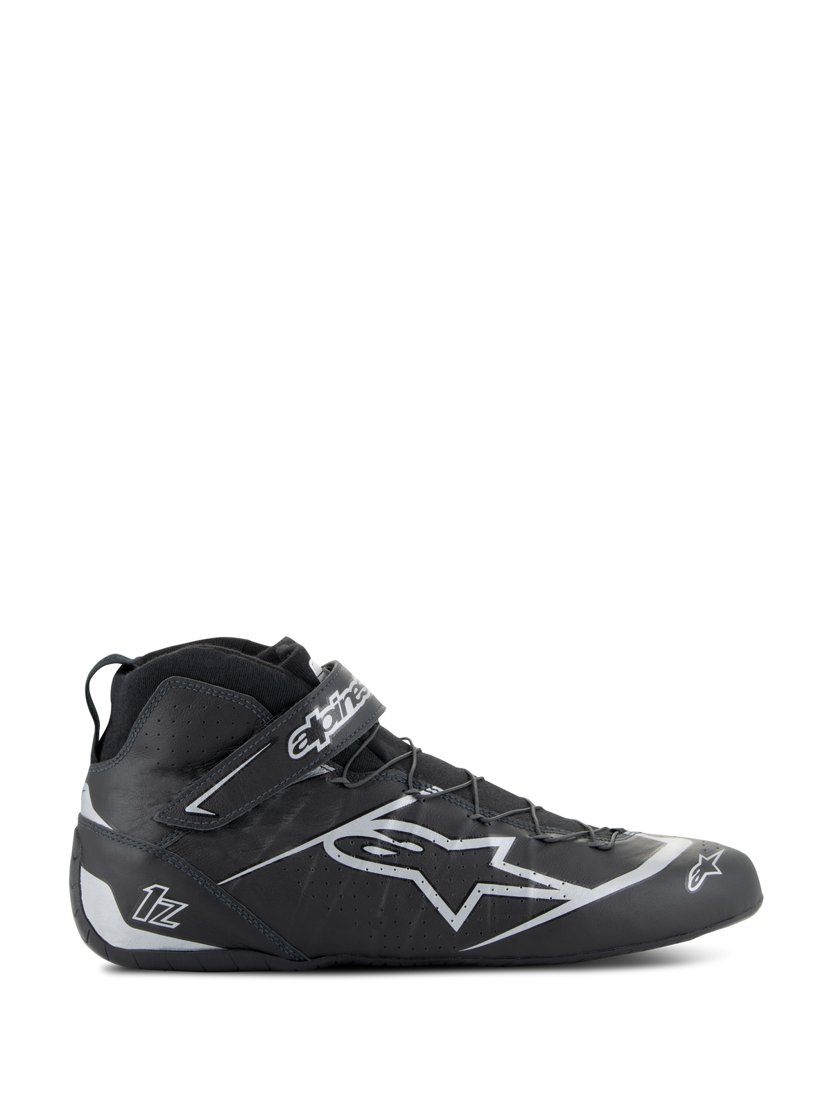 Alpinestars Tech-1 Z V3-skor FIA, svarta och silverfärgade bilsportskor, sidoprofil av högskaftad design med silverfärgad stjärnlogotyp, integrerat kardborreband, snabbsnörningssystem, perforerade läderpaneler för andningsförmåga, professionella FIA-certifierade motorsportskor