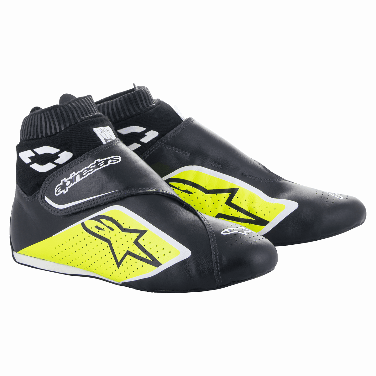 Alpinestars Supermono V2-skor FIA, racingskor, svarta med fluorescerande gula och vita detaljer, ankelhög design med ribbad mudd, perforerad läderkonstruktion i ett stycke med stjärnlogotyper, smidig aerodynamisk profil för professionell motorsport