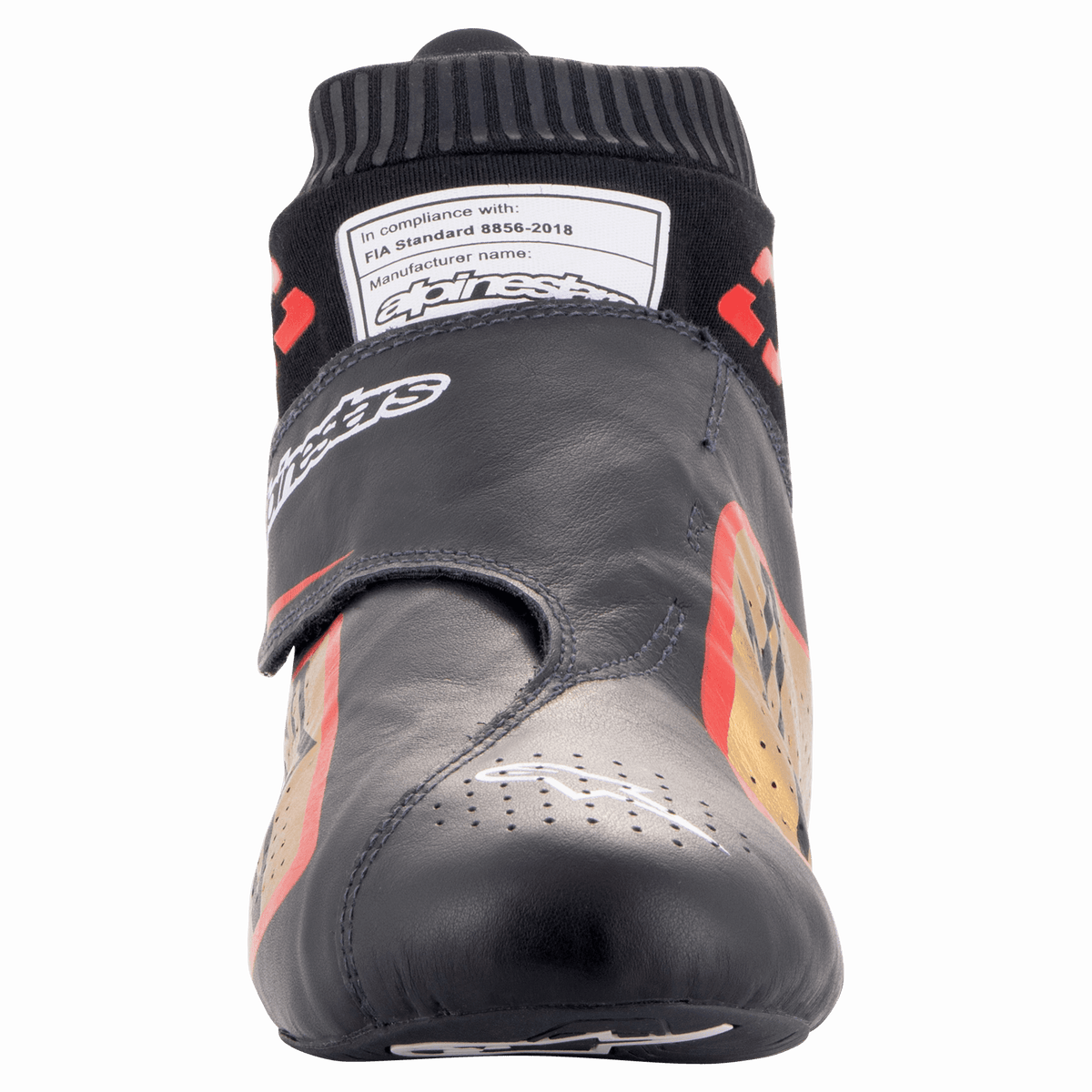 Alpinestars Supermono V2-skor FIA, racingskor för bil, svarta, guld och röda, vy framifrån som visar den smidiga ovandelen i läder i ett stycke, perforerad tå och flamsäker strumpkrage med FIA 8856-2018-homologeringsetikett
