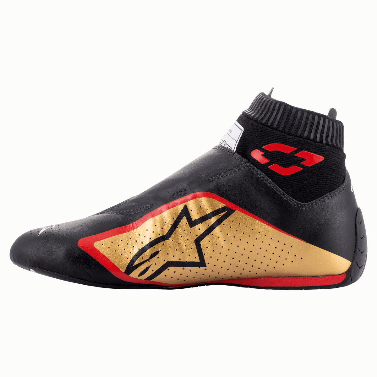 Alpinestars Supermono V2-skor FIA, bilracingskor, svart, guld och röd, sidoprofilvy med en smidig läderkonstruktion i ett stycke, guldfärgad sidopanel med svart stjärnlogotyp, röda detaljer och en ribbad elastisk krage.
