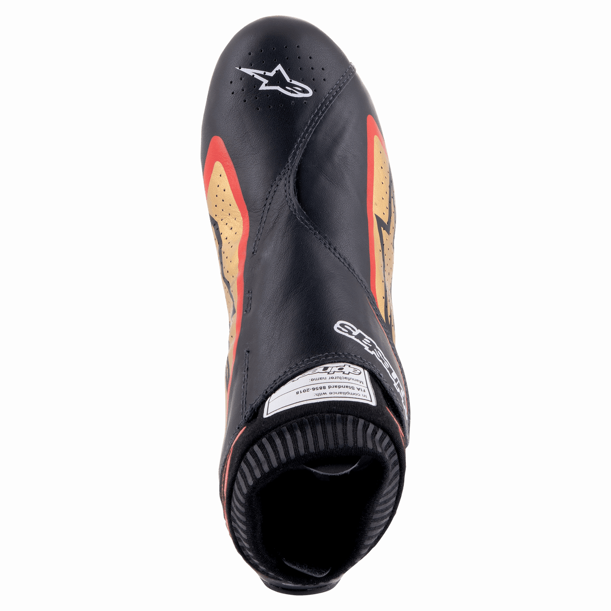 Alpinestars Supermono V2-skor FIA, svart, guld och röd, vy ovanifrån av en ultralätt racingsko, svart premiumläder med guld- och röda detaljer på sidorna, perforerade zoner för ventilation och Alpinestars logotyp på tån.