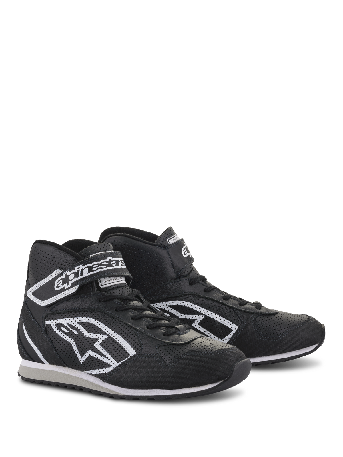 Alpinestars Radar-skor, professionella skor för depåteam, svarta och vita, läderkonstruktion med perforerade kylzoner, vit Astars-logotyp på sidan och justerbar vristrem med logotyp, hållbar gummisula för garagebruk