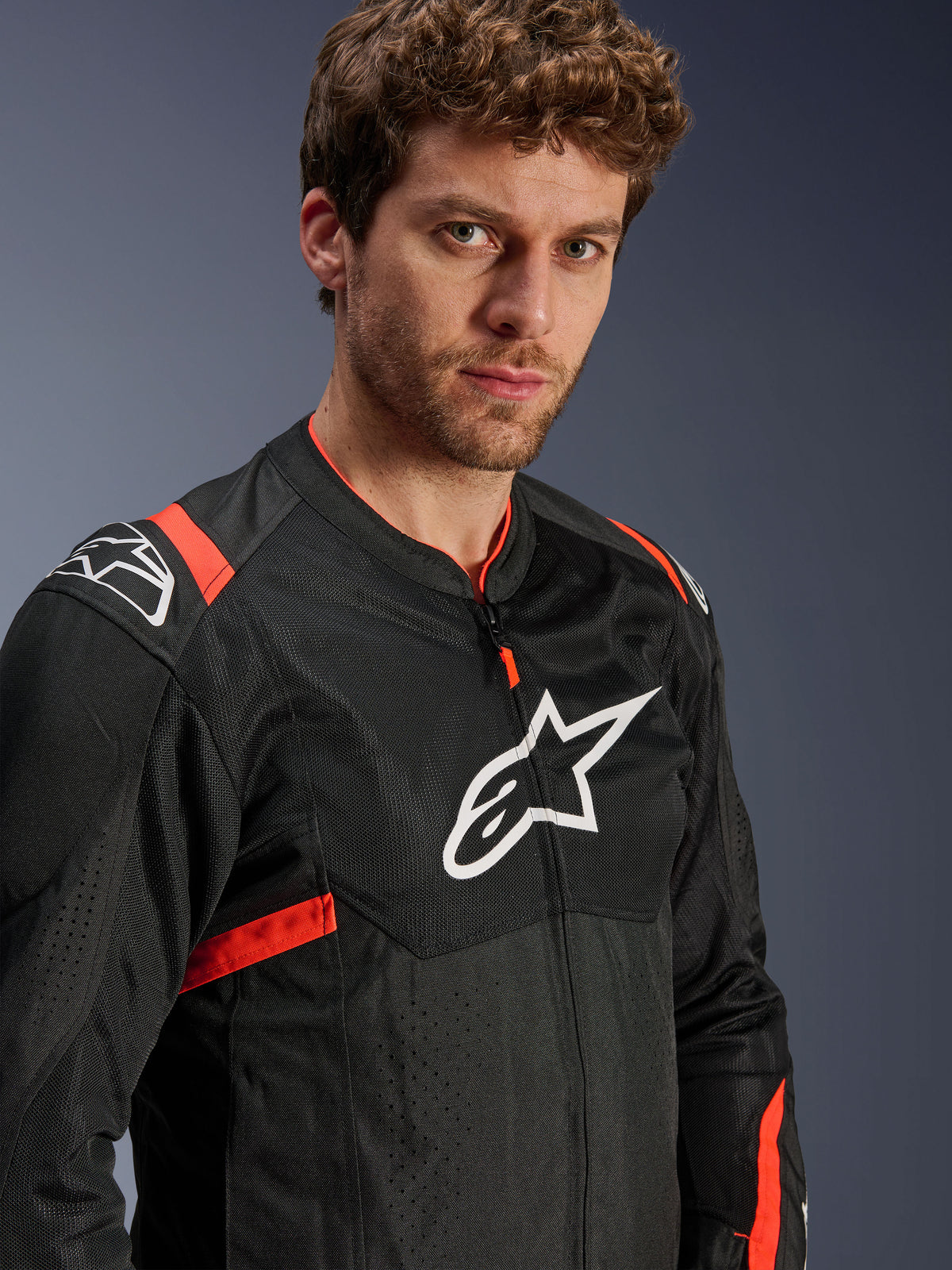 Alpinestars T-SPS Air V2 jacka, motorcykeljacka i textilmesh för herrar, svart och röd fluo, Tech-Air®-redo, bärs av modell.