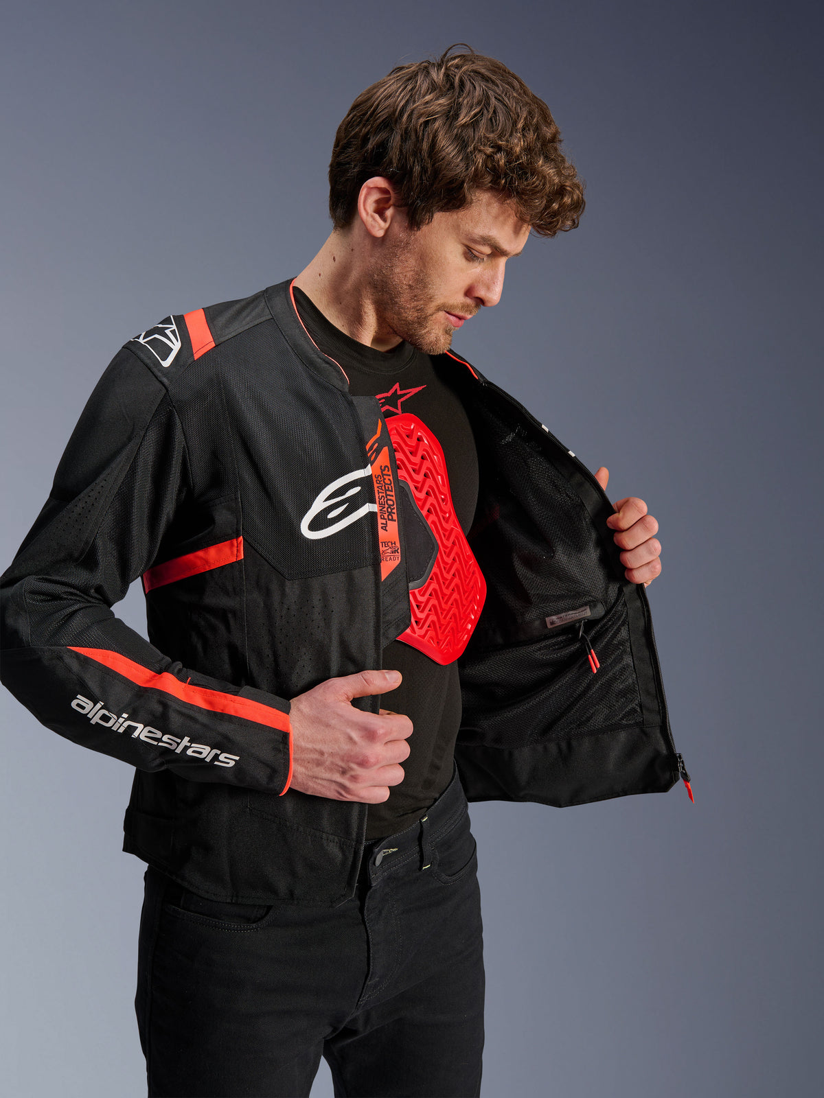 Alpinestars T-SPS Air V2 jacka, motorcykeljacka för herr, svart och röd, visar inre meshfoder och rött Nucleon bröstskydd, slitstark textil med tech-meshpaneler.