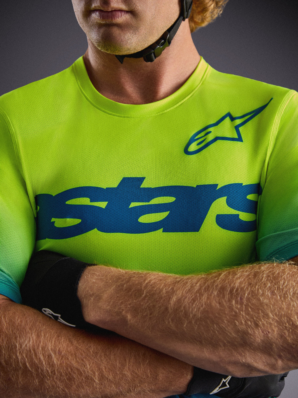 Alpinestars A-Dura ASTARS Jersey 2.0, neongul kortärmad MTB-tröja med blå grafik och stretchigt funktionsmaterial.