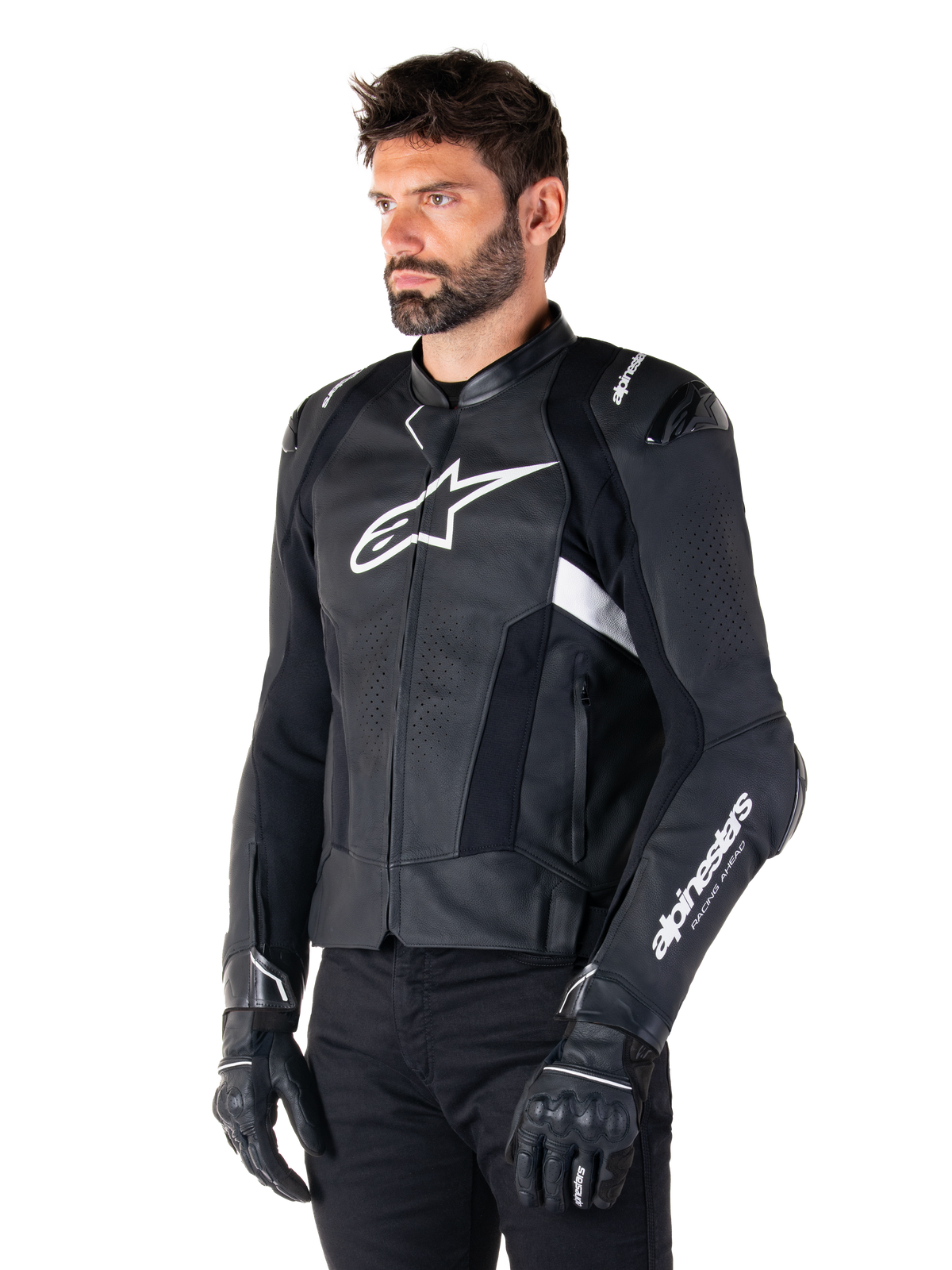 Man som bär Alpinestars Missile V3 Airflow Leather Jacket, svart och vit motorcykeljacka, premiumperforerat läder för luftflöde, vit Alpinestars-logotyp på bröstet och ärmen, racinginspirerad sportpassform, bärs med svarta handskar och byxor.