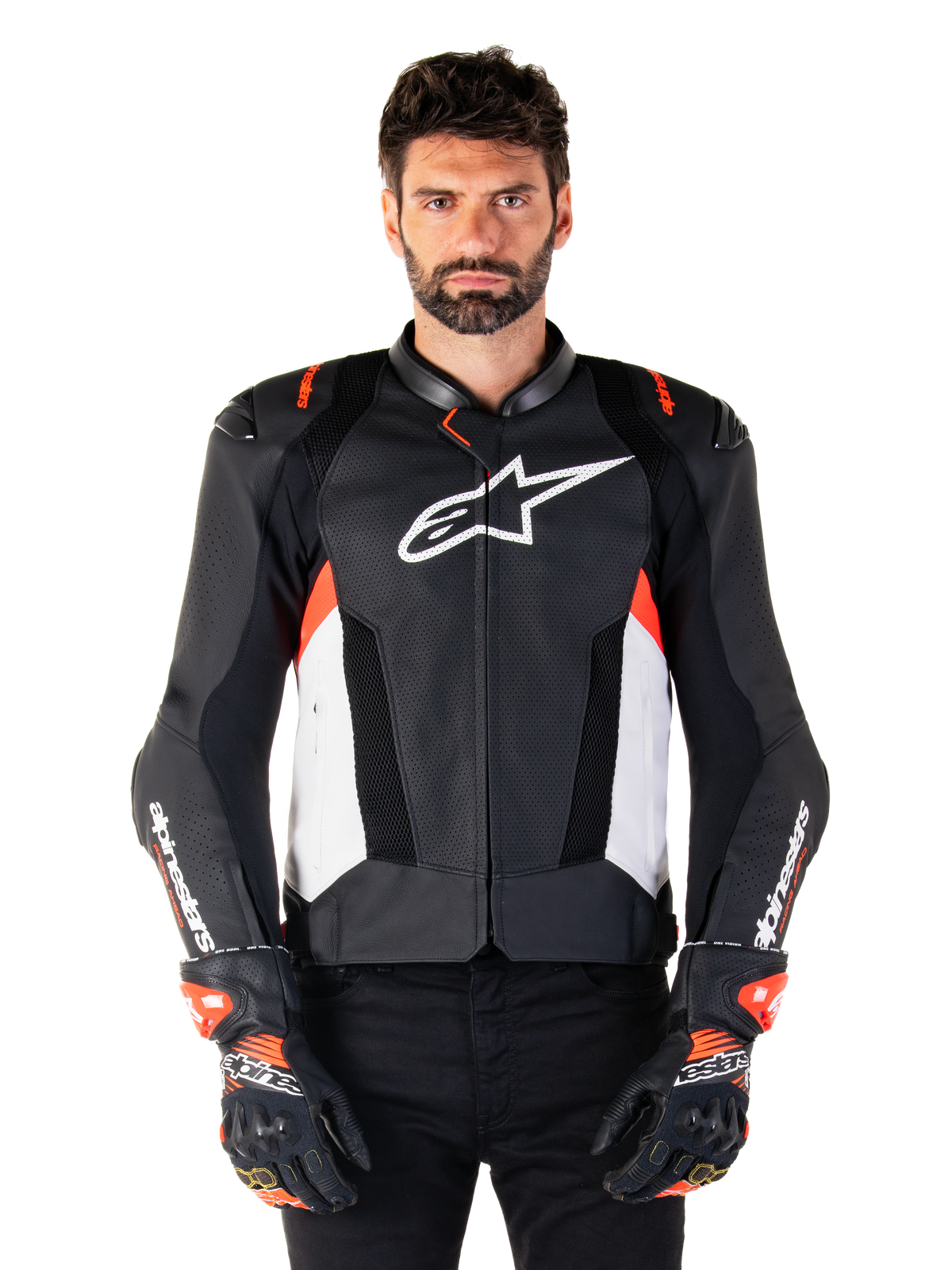 Alpinestars Missile V3 Airflow läderjacka, motorcykelracingjacka, svart och vit med Red Fluo-detaljer, perforerade ventilationspaneler, vit stjärnlogotyp på bröstet, bärs med svarta och röda handskar, premium läderkonstruktion