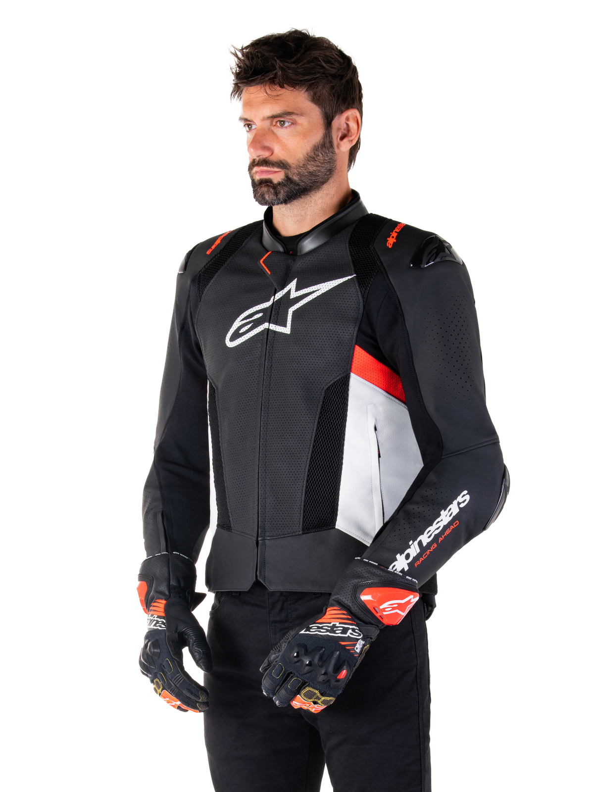 Alpinestars Missile V3 Airflow läderjacka, svart, vit och röd fluo, racing-sportjacka för motorcykel, bärs av modell med matchande handskar, med perforerade läderpaneler, stor vit logotyp på bröstet och svarta axelsliders.
