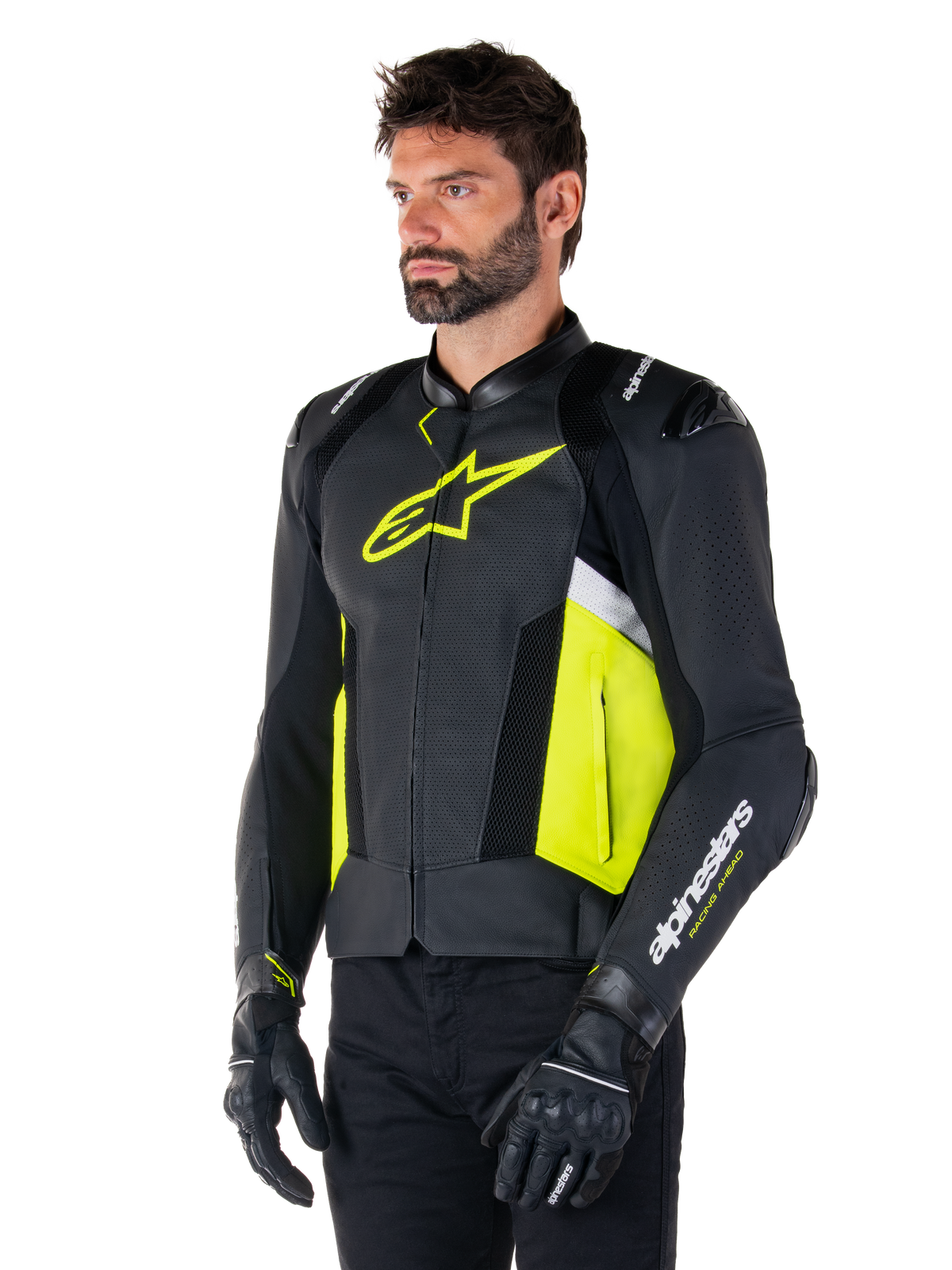 Manlig modell i Alpinestars Missile V3 Airflow läderjacka, svart med neongula och vita detaljer, perforerat läder för maximal ventilation, framträdande gul logotyp på bröstet, svarta handskar och byxor, motorcykelutrustning i racing- och sportstil