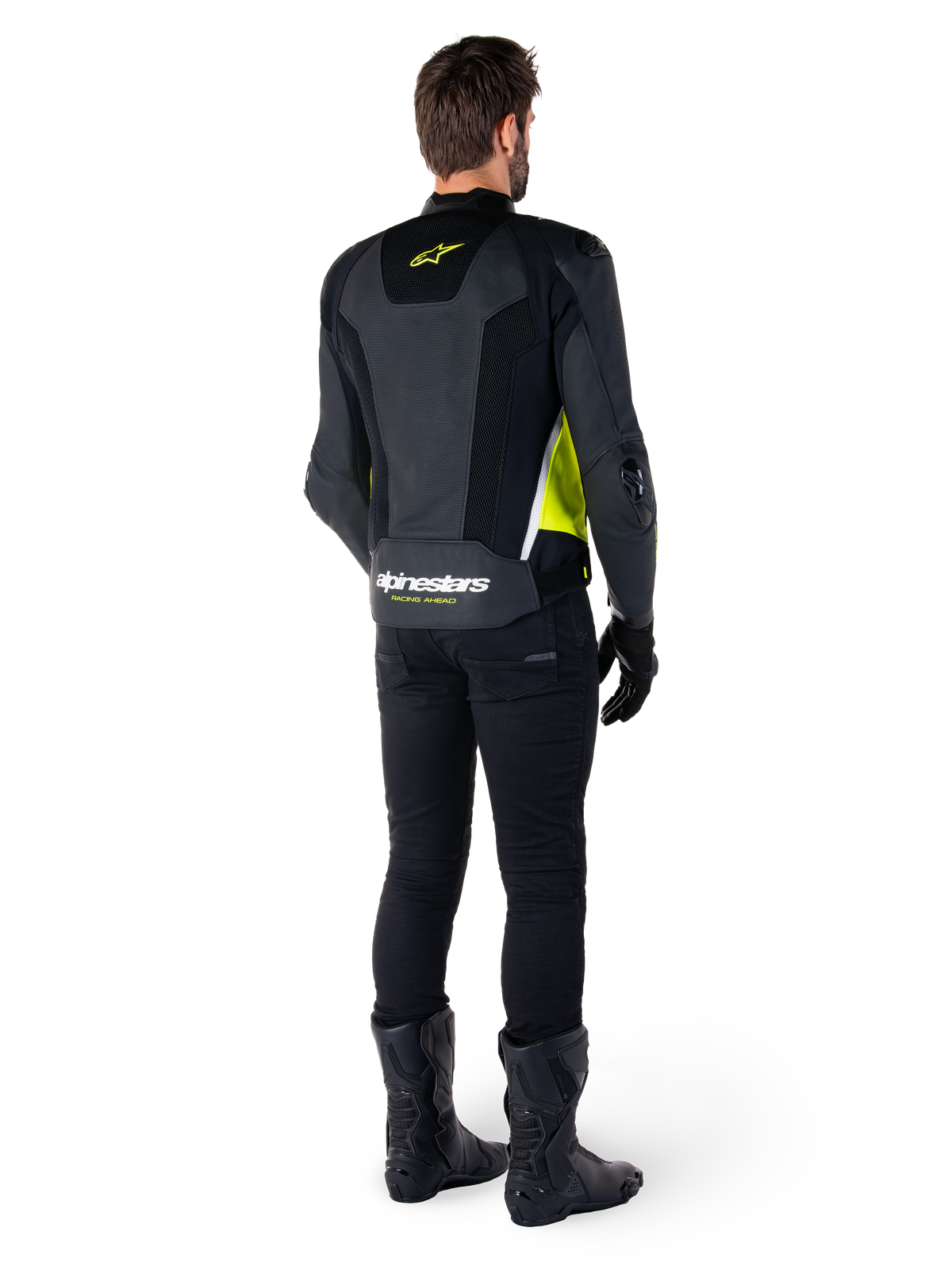 Alpinestars Missile V3 Airflow läderjacka, Svart Gul Fluo Vit, vy bakifrån på förare, perforerade läderpaneler på ryggen, gul Alpinestars-logotyp och vita detaljer, bärs med svarta motorcykelbyxor och stövlar