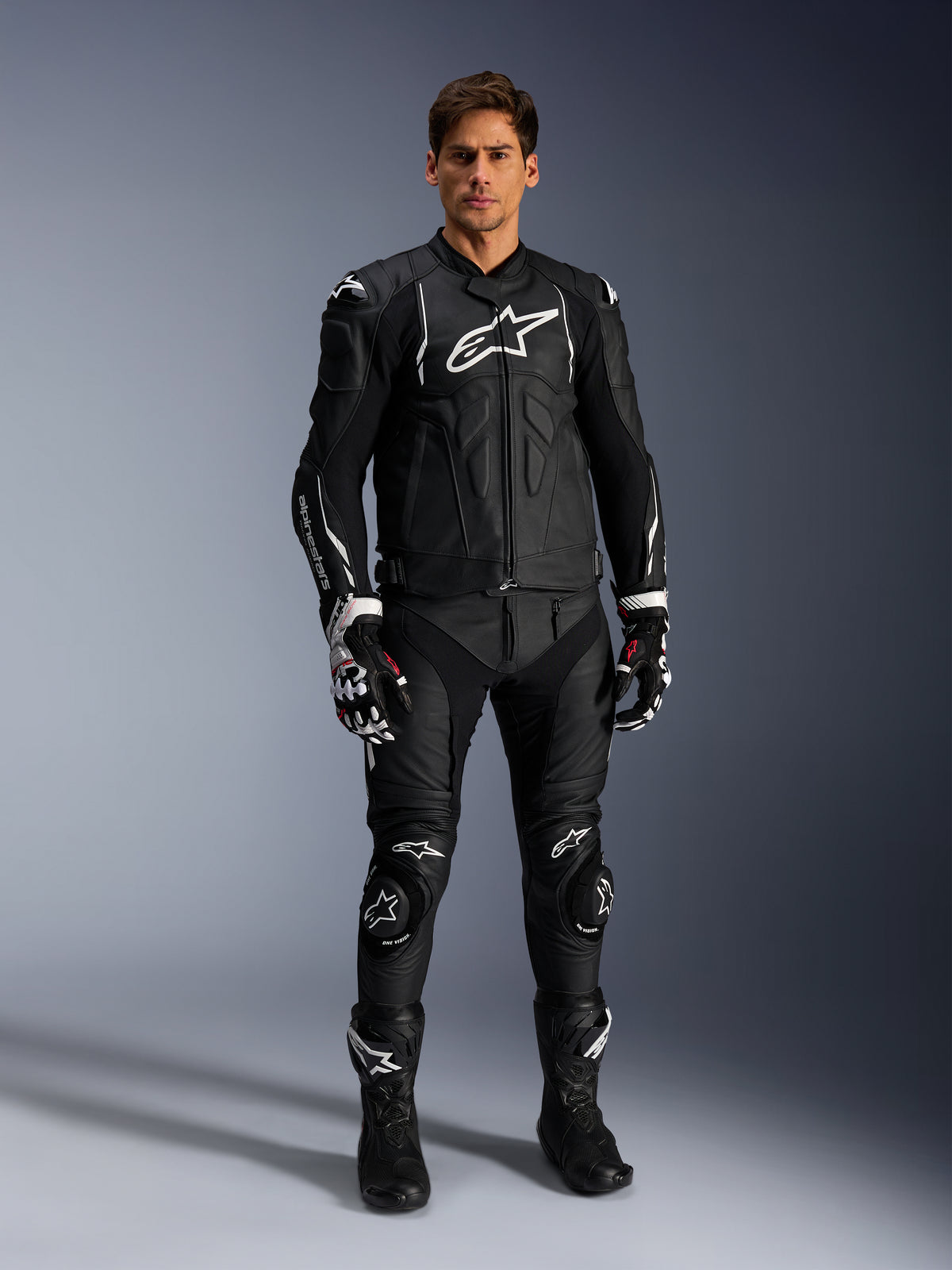 Alpinestars Dusk skinnjacka för herrar, svart och vit motorcykeljacka i nötläder för sportracing och vägbruk.