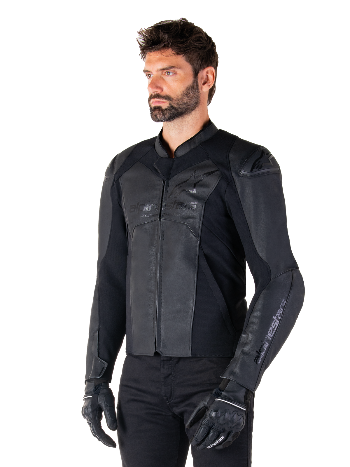 Alpinestars Faster V3 Skinnjacka, sportig motorcykeljacka, svart, bärs av en manlig modell med svarta byxor och handskar, premiumläderkonstruktion med stretchpaneler och DFS GP Lite-axelskydd, stilren och modern sportig silhuett