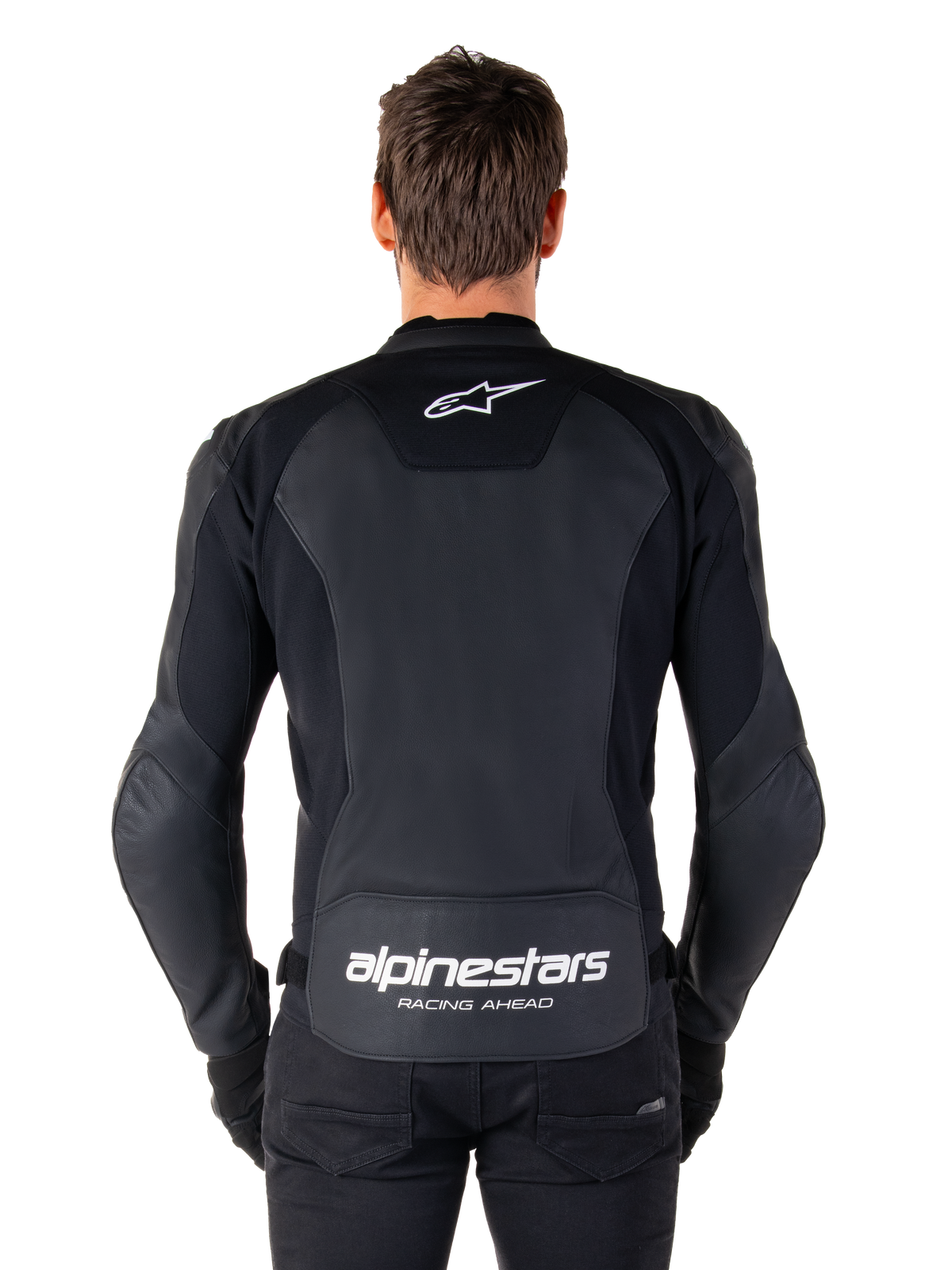Alpinestars Faster V3 skinnjacka, sportmotorcykeljacka, svart med vita logotyper, vy bakifrån buren av modell, Alpinestars-logotyp på övre ryggen och 'RACING AHEAD'-text på nedre ryggen, förstklassig läderkonstruktion med ergonomiska stretchpaneler