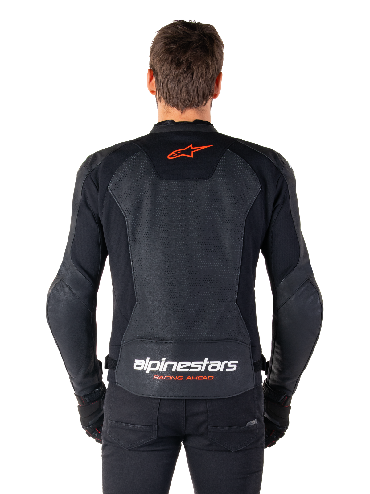 Alpinestars Faster V3 Airflow-läderjacka, svart, vy bakifrån med perforerade läderpaneler för ventilation, röd Alpinestars-stjärnlogotyp och vit logotyp på nedre ryggen, bärs med svarta byxor och handskar.