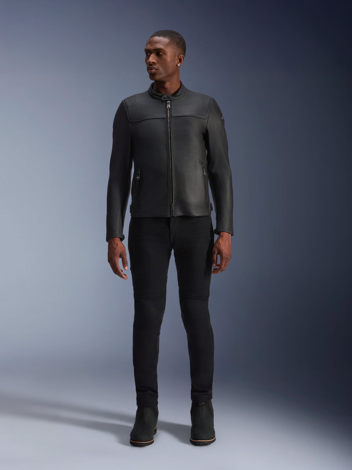 Alpinestars Blacktrack läderjacka, urban motorcykeljacka för herr, svart premium nötläder, bärs av modell.