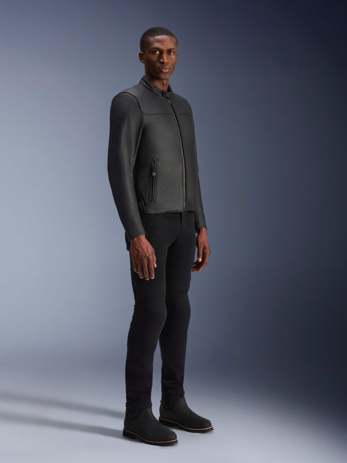 Alpinestars Blacktrack skinjacka, urban motorcykeljacka för herr, svart nötläder, gunmetal-detaljer, bärs av modell.