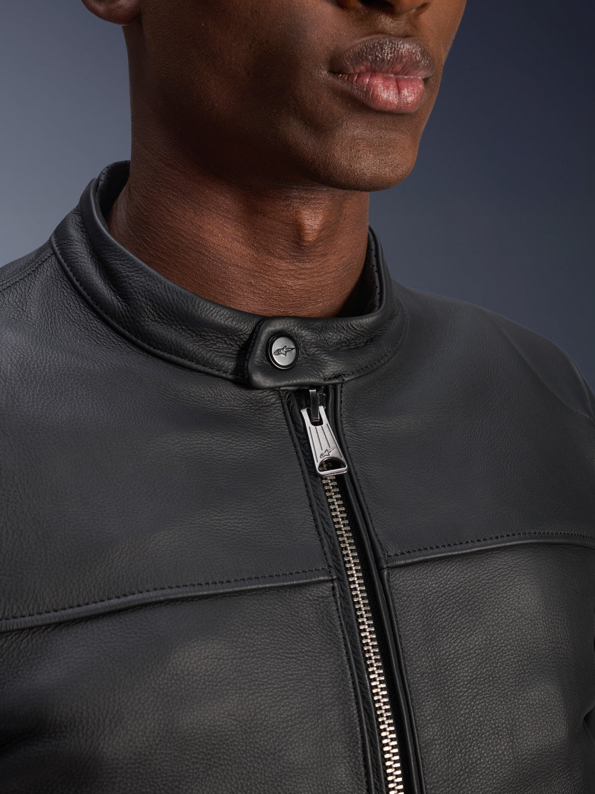 Alpinestars Blacktrack skinjacka, urban MC-jacka i svart läder med gunmetal-dragkedja och knappstängning i halsen.