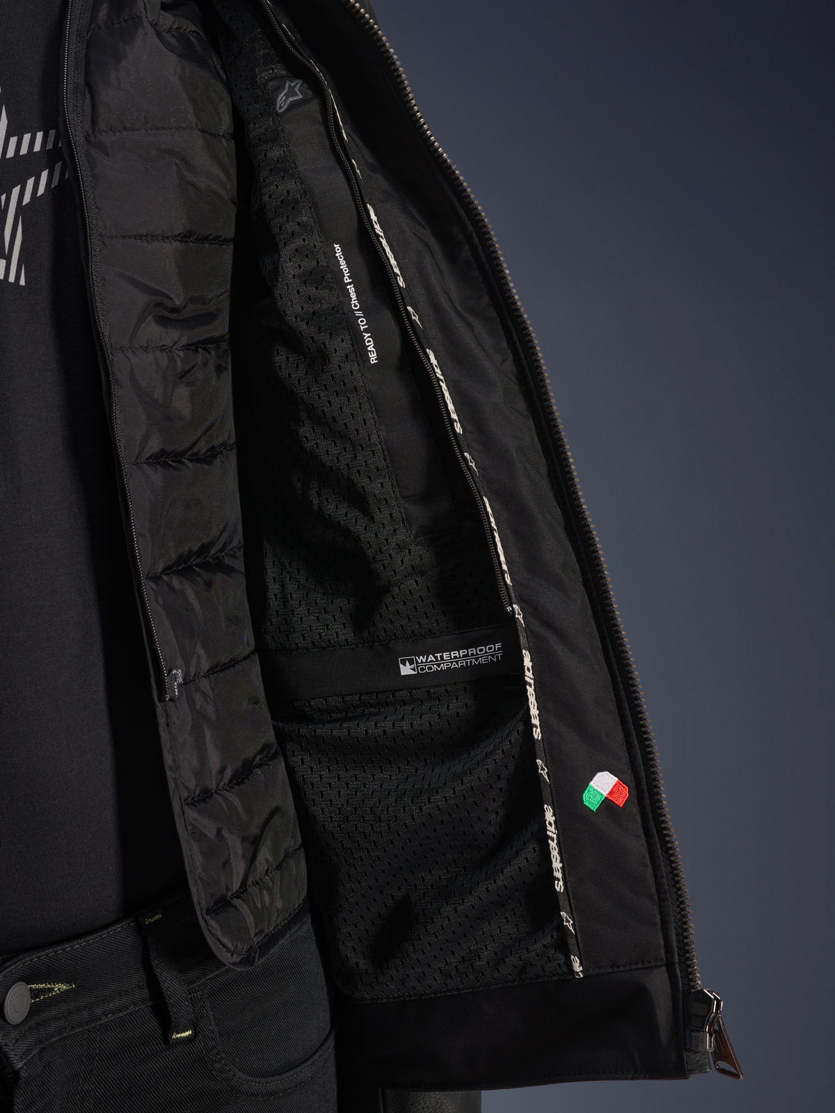 Alpinestars Blacktrack skinjacka, interiörvy av svart MC-jacka med quiltad termoväst och vattentätt fack.