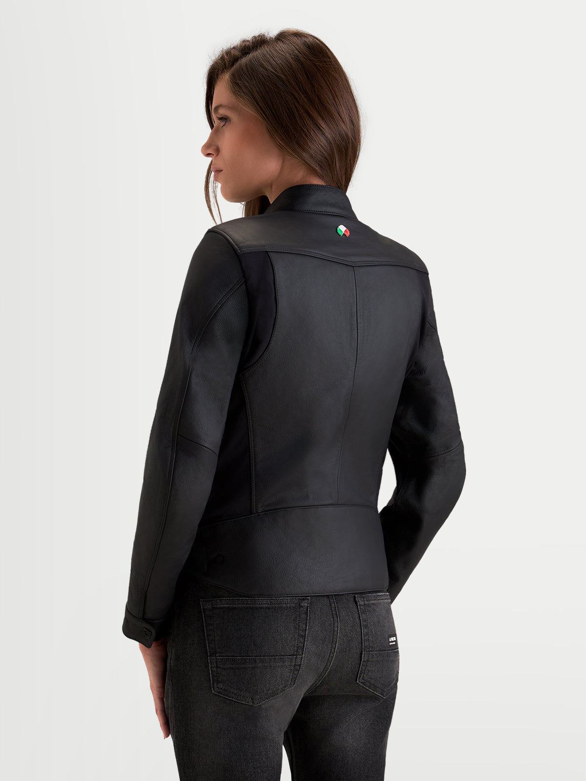 Alpinestars Stella Maver X läderjacka, svart dammotorcykeljacka för urban körning, vy bakifrån som visar premium läderkonstruktion och mc-krage, bärs av en modell