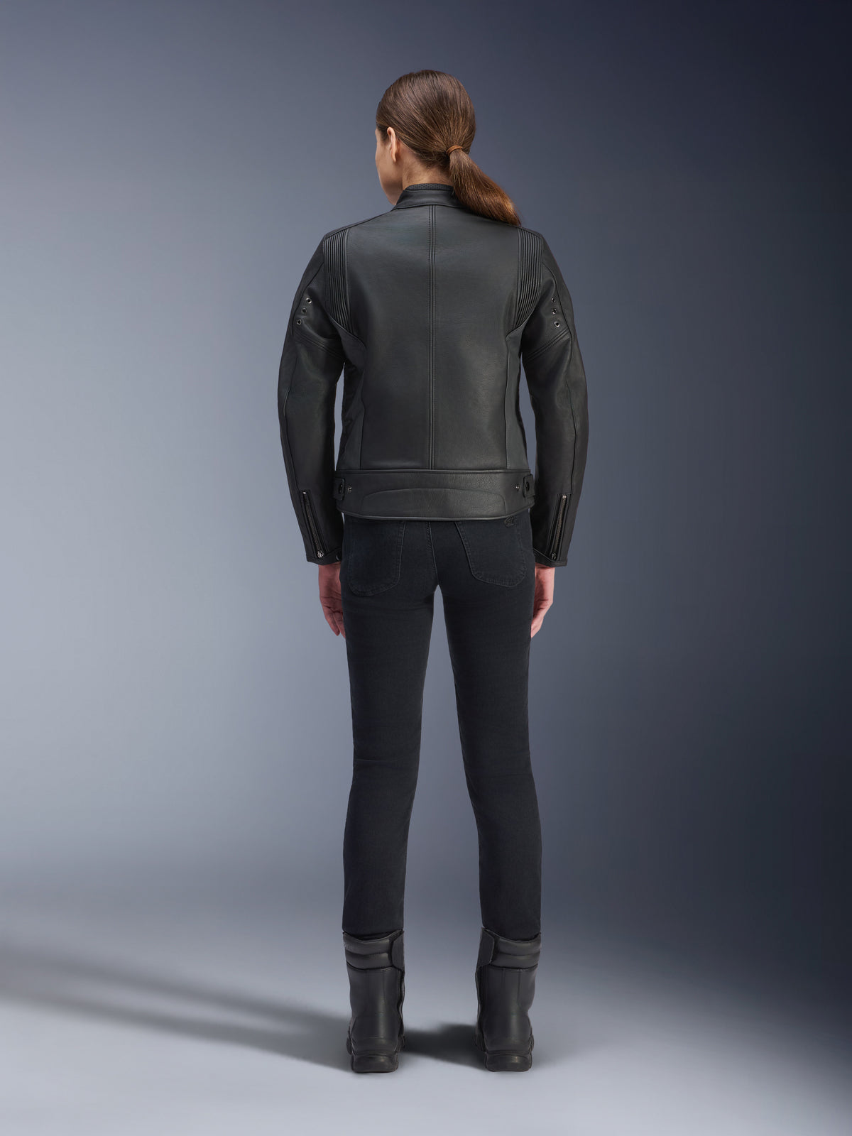 Alpinestars Stella Dyno skinnjacka, motorcykeljacka för dam, svart, sedd bakifrån som framhäver den skräddarsydda konstruktionen i nötläder, minimalistisk heritage-design, buren med svarta mc-byxor och stövlar för en urban mc-look