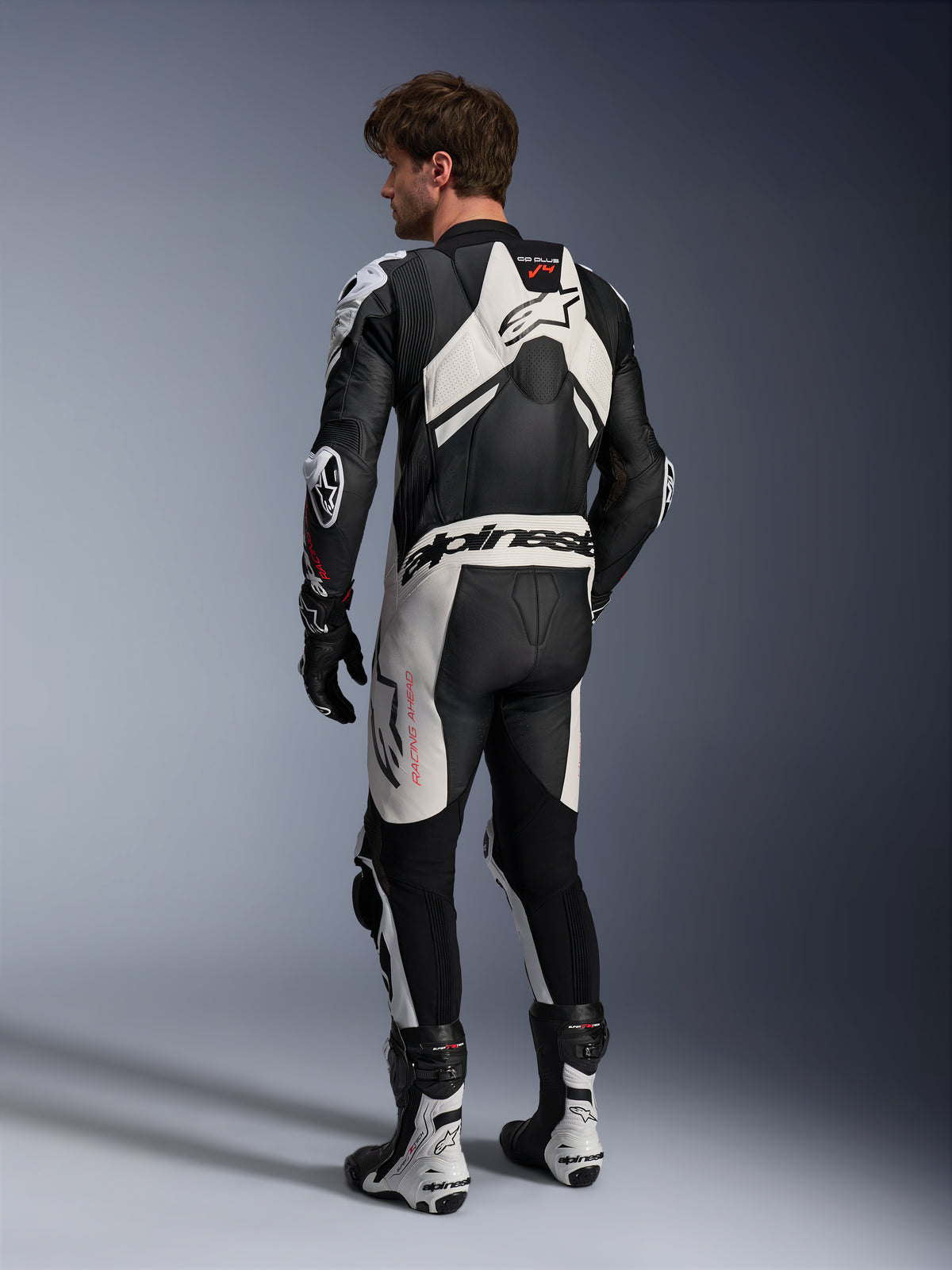 Alpinestars GP Plus V4 Sprint skinnställ, svart och vitt, racingställ för herrar med aeropuckel, vy bakifrån.