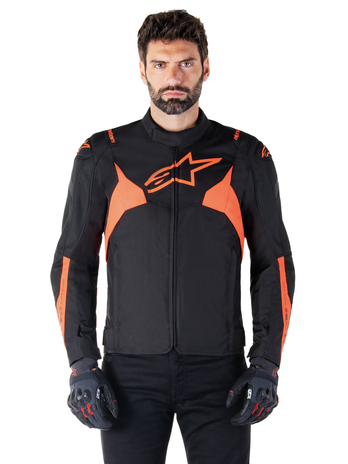 Alpinestars T-Jaws V4 Waterproof Jacket, sportig motorcykeljacka, svart och röd fluo, med neonfärgade detaljer och en framträdande stjärnlogotyp på bröstet, bärs av en manlig modell med svarta mc-handskar, stilren racinginspirerad textildesign