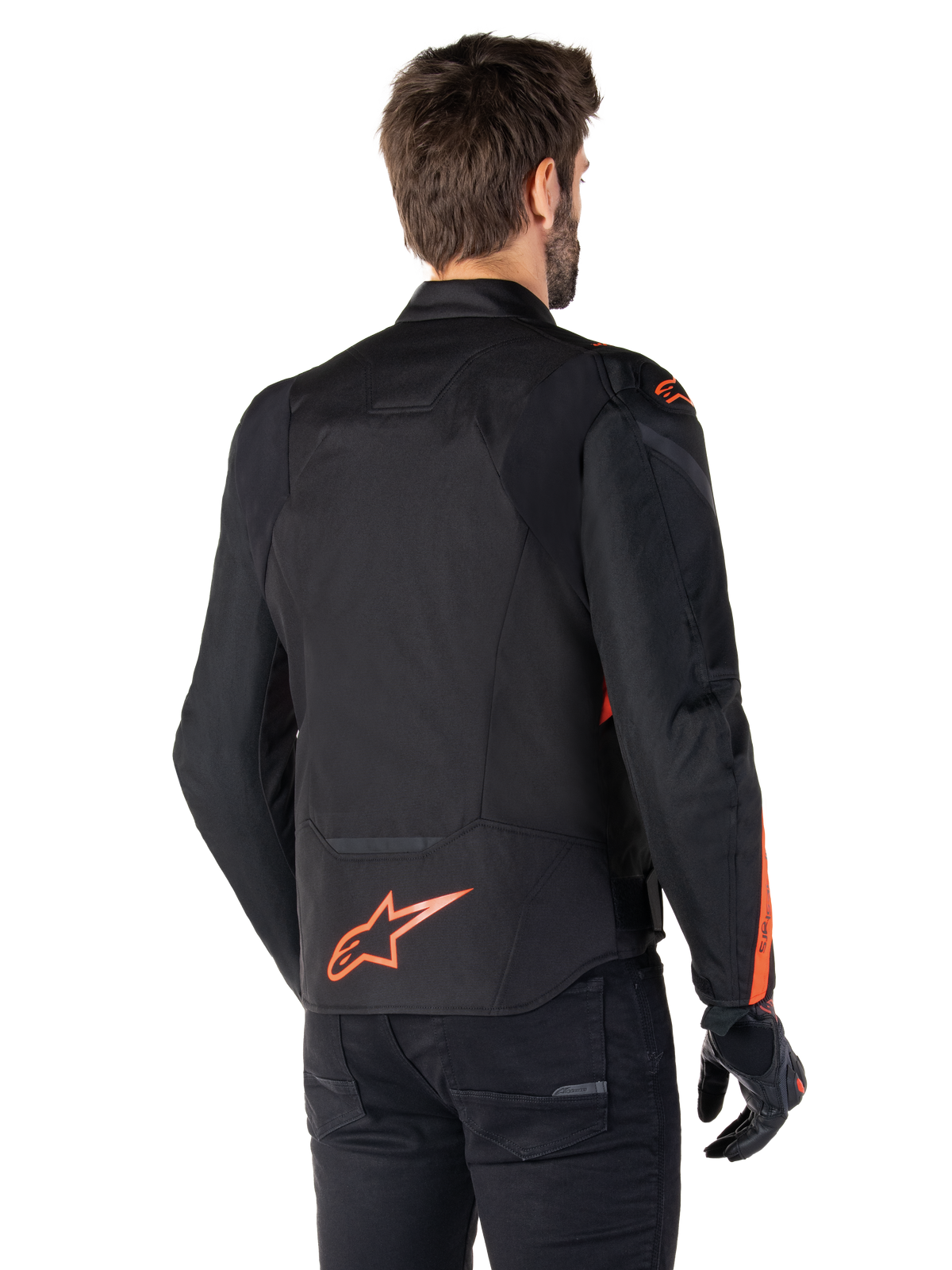 Manlig modell bär Alpinestars T-Jaws V4 Waterproof Jacket sedd bakifrån, svart med fluoröda detaljer, med en fluoröd logotyp på nedre delen av ryggen och detaljer på axlar och ärmar, sportig motorcykelutrustning.