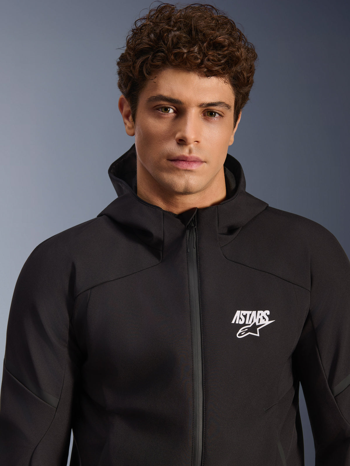 Alpinestars Aeroshell vattentät jacka, svart softshellmotorcykeljacka för herrar med vit ASTARS-logotyp och huva.