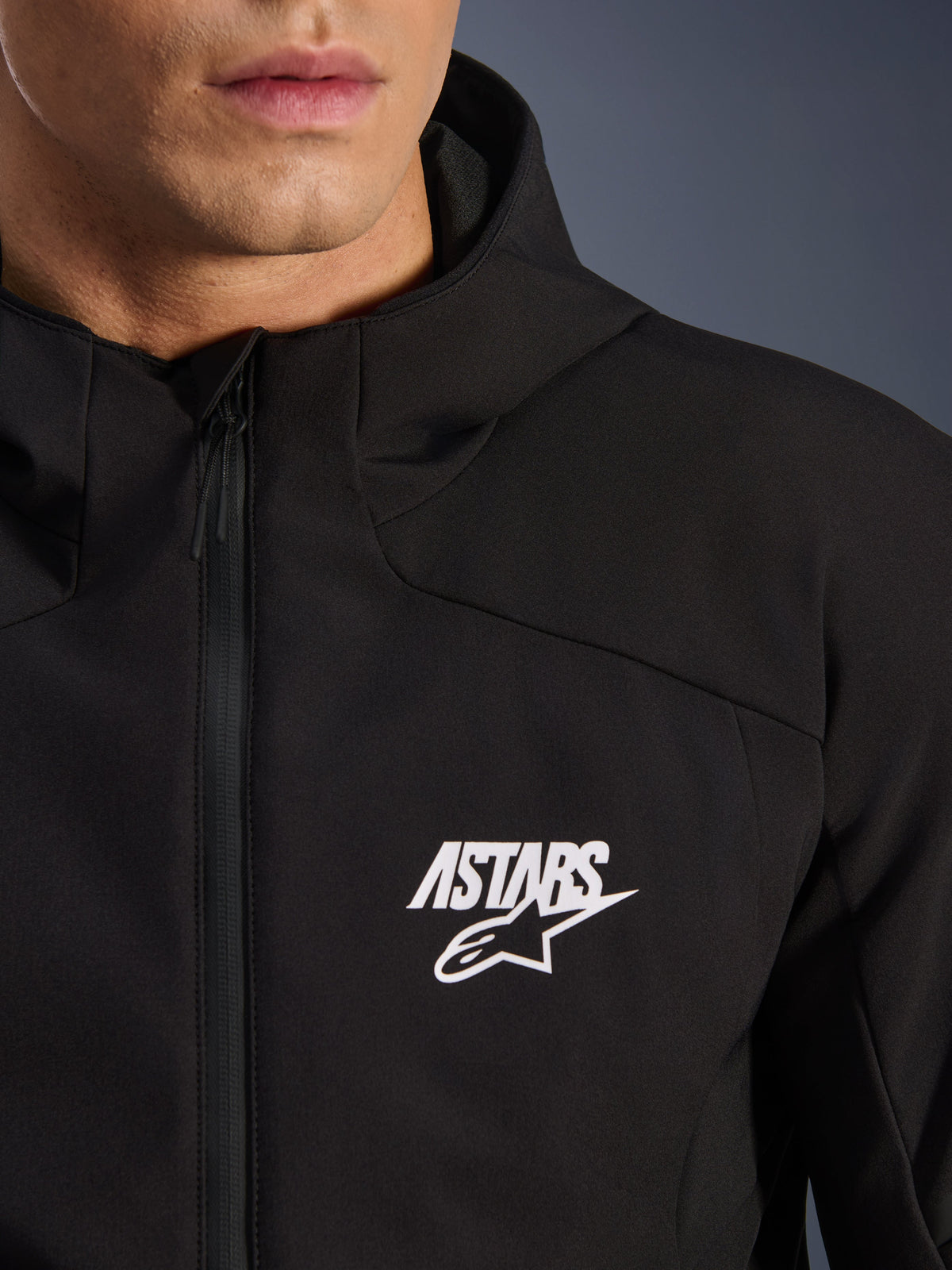 Alpinestars Aeroshell Vattentät Jacka, svart motorcykeljacka i softshell för herr, vit ASTARS-logotyp, vattentät dragkedja och integrerad huva.