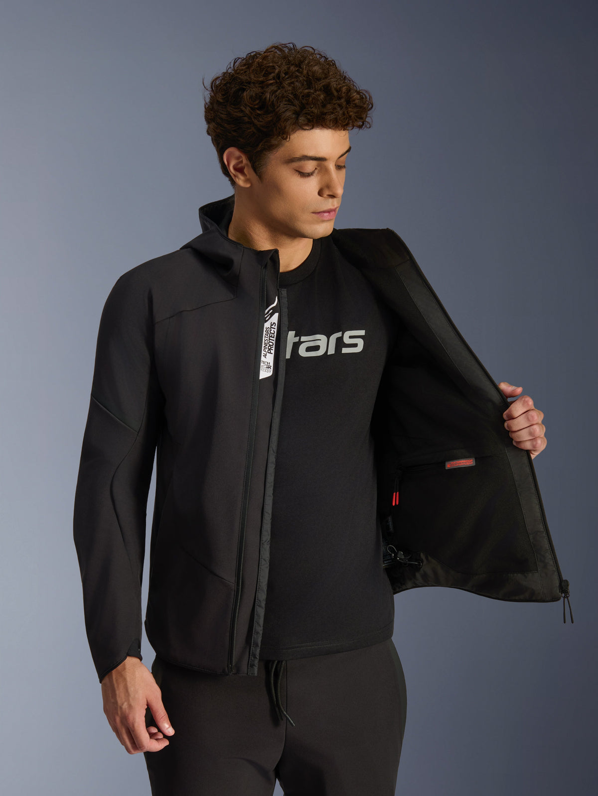 Alpinestars Aeroshell Vattentät Jacka, svart softshell-motorcykeljacka för herrar, urban stil, visar innerficka.