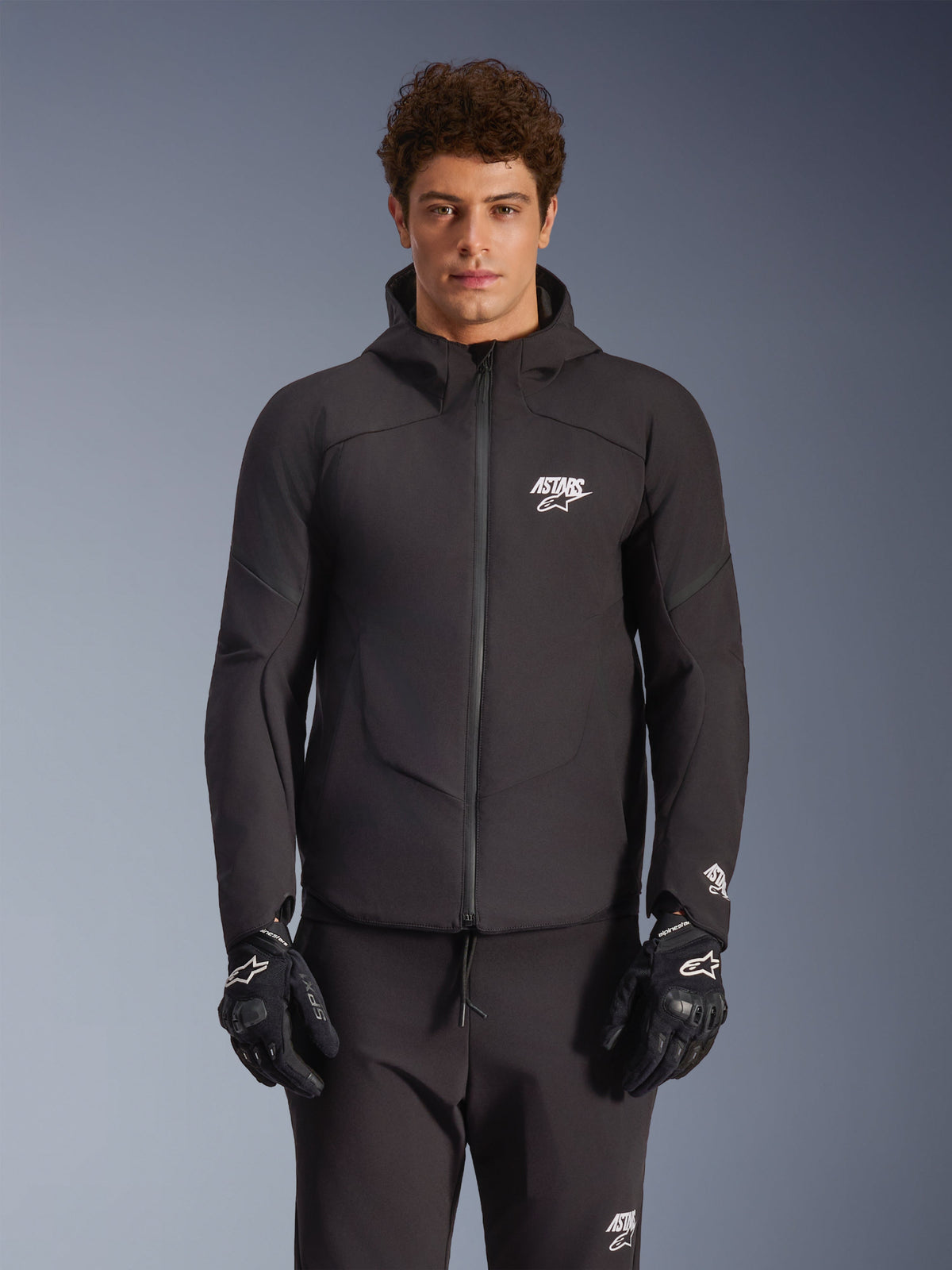 Alpinestars Aeroshell vattentät jacka, svart urban softshelljacka för män med integrerad huva och vita logotyper.
