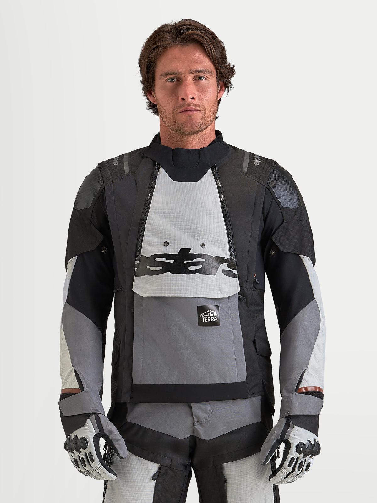 Alpinestars Harok V2 Drystar jacka, äventyrs-MC-jacka för herr i mörkgrå, isgrå och svart, med modulär ventilation, vattentät konstruktion och CE-certifiering, bärs av en modell